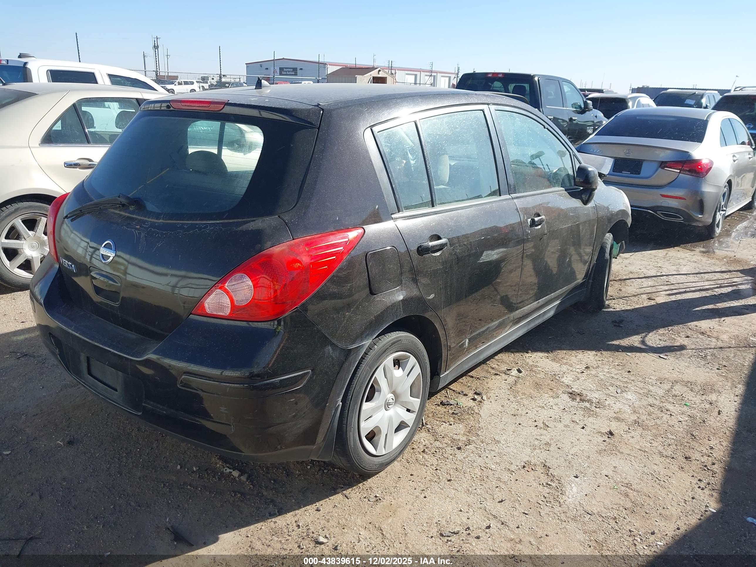 NISSAN VERSA image 4