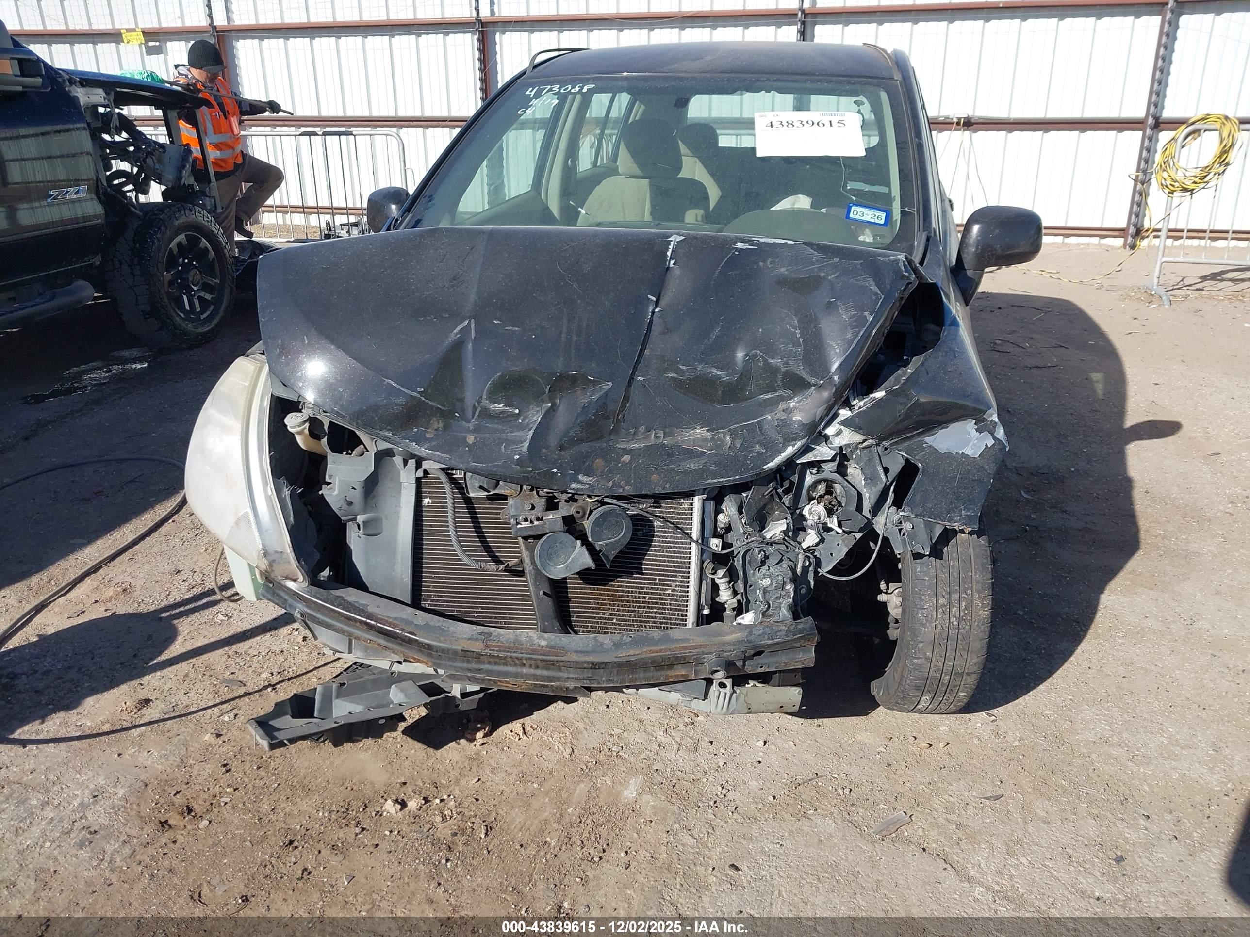 NISSAN VERSA image 6
