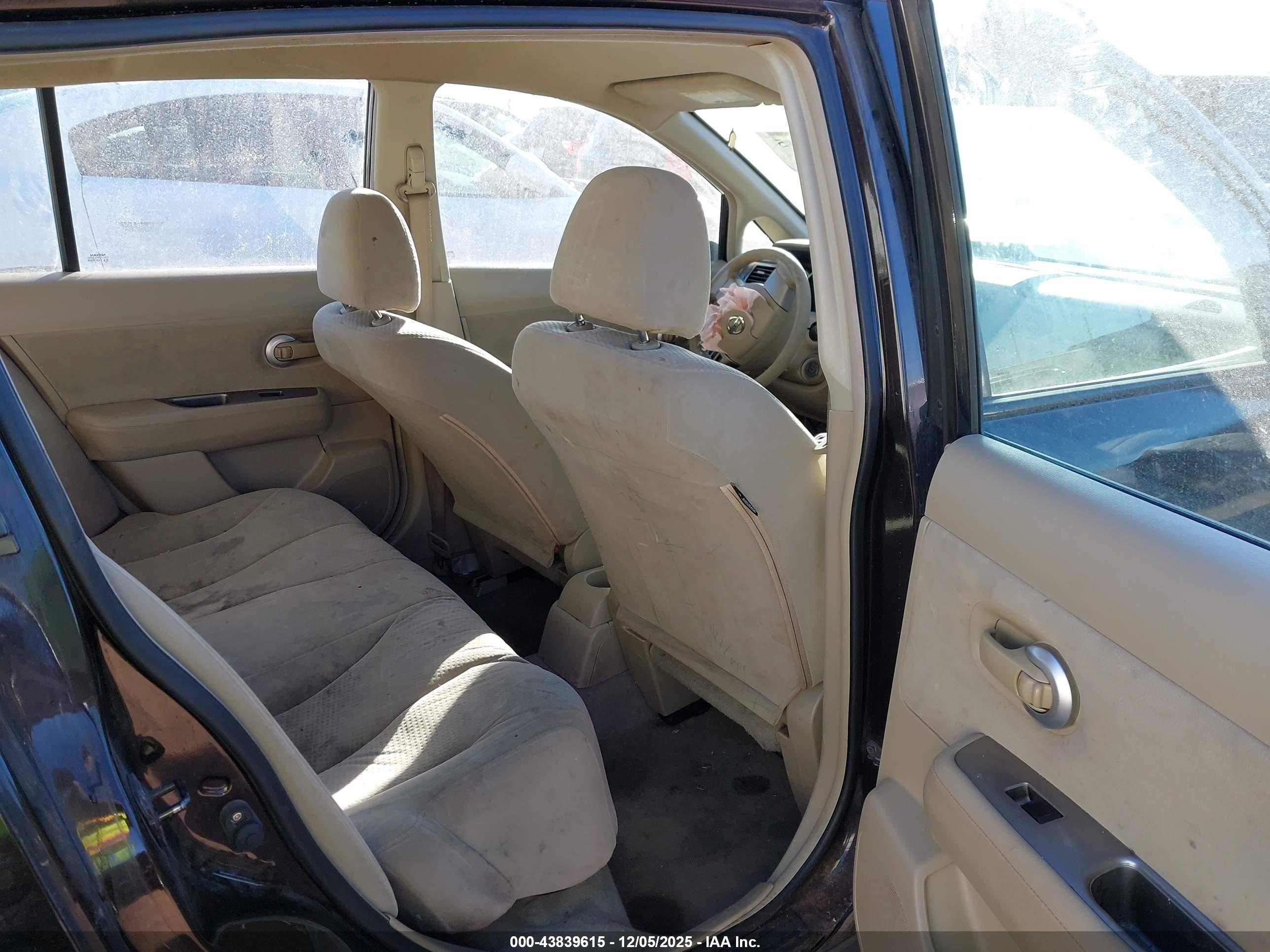 NISSAN VERSA image 8