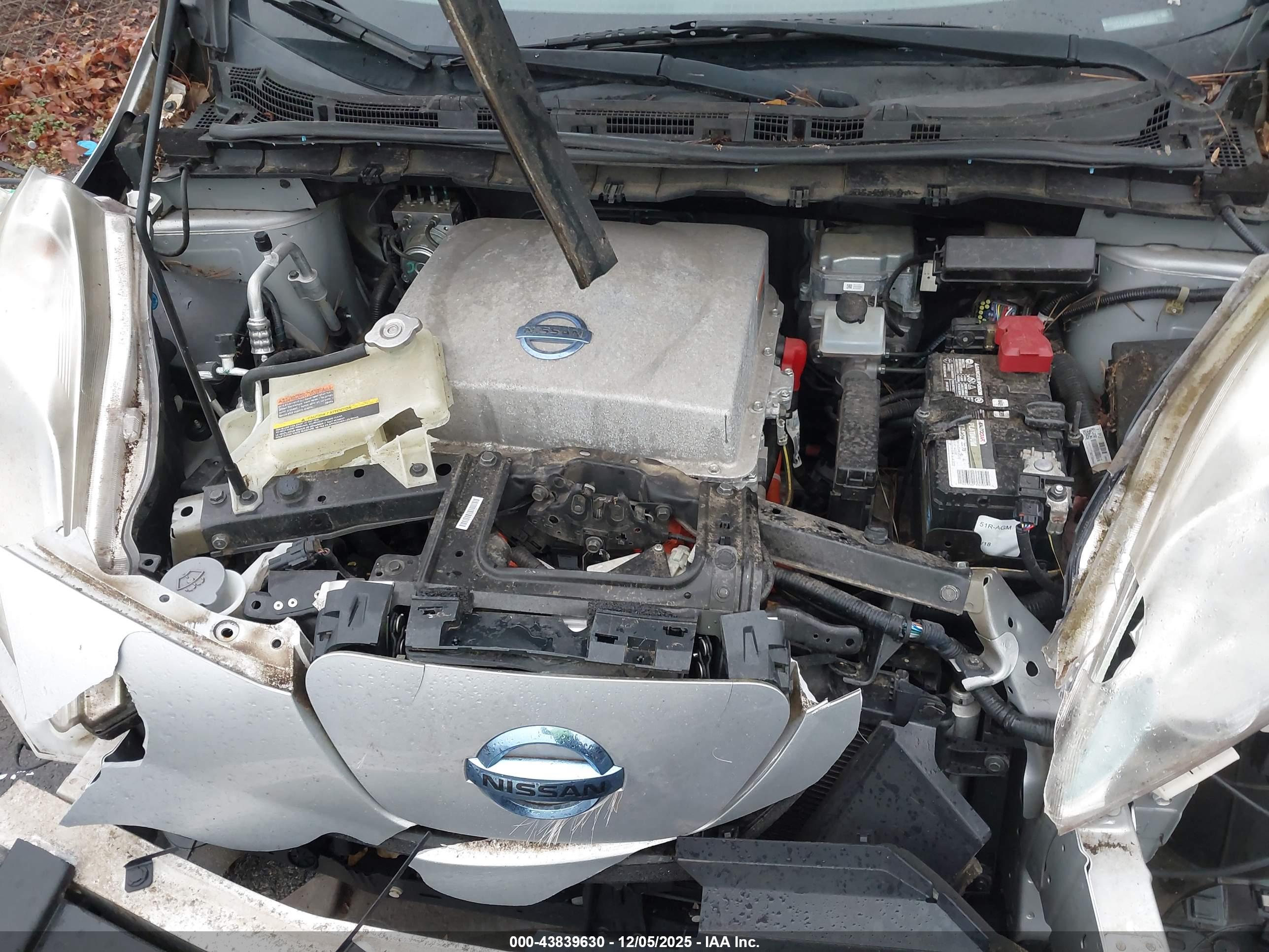 NISSAN LEAF image 10