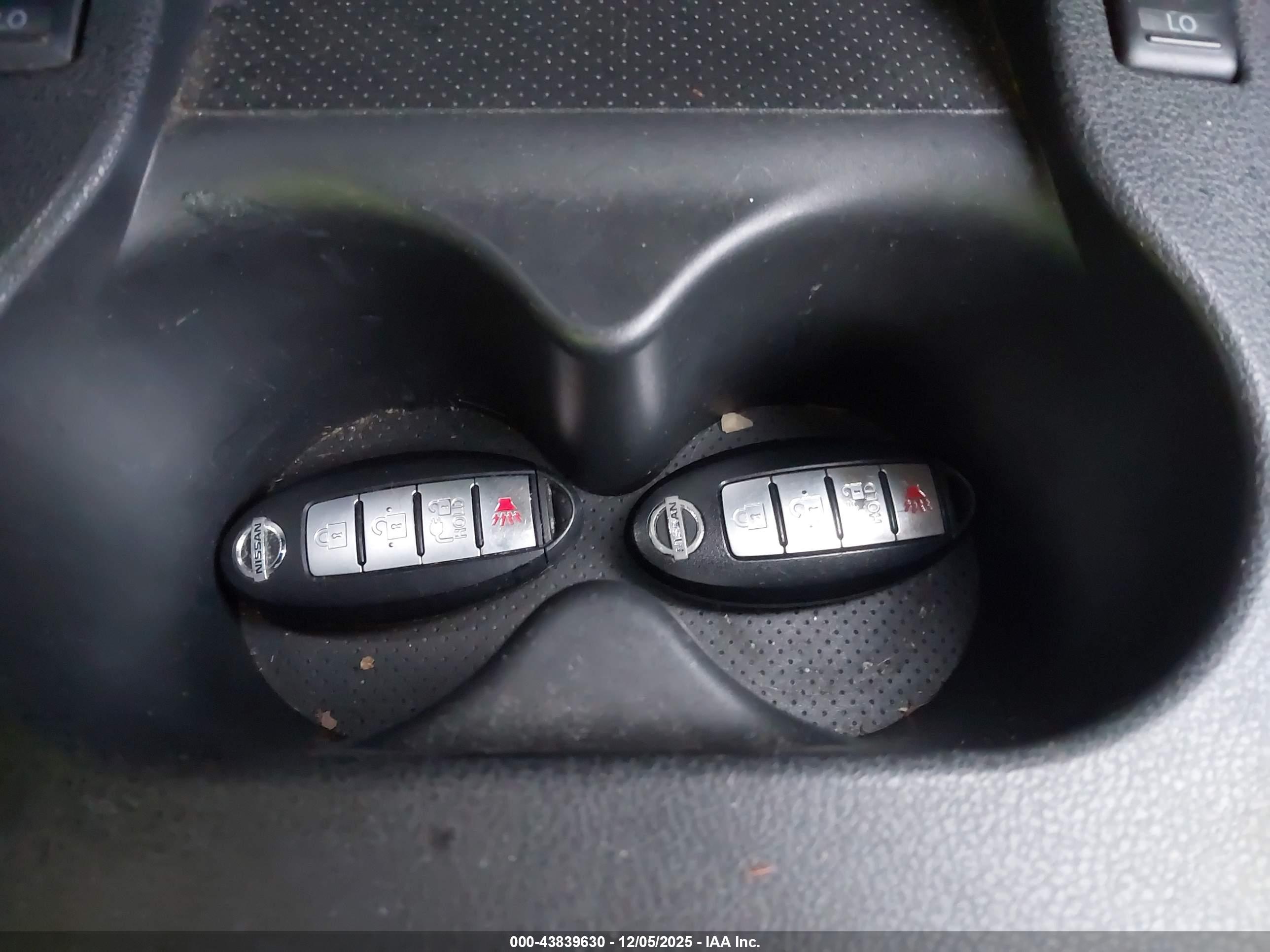 NISSAN LEAF image 11