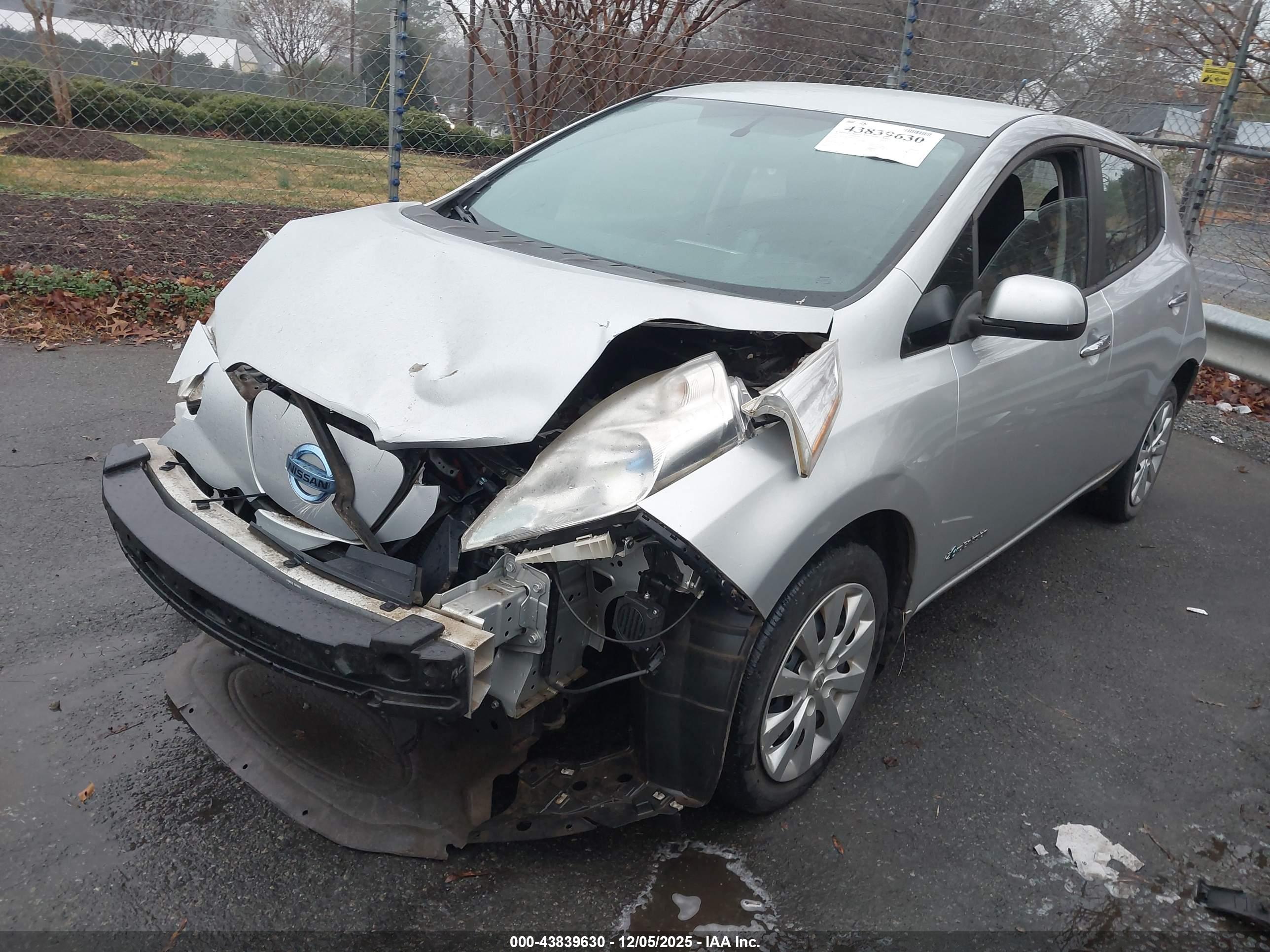 NISSAN LEAF image 2