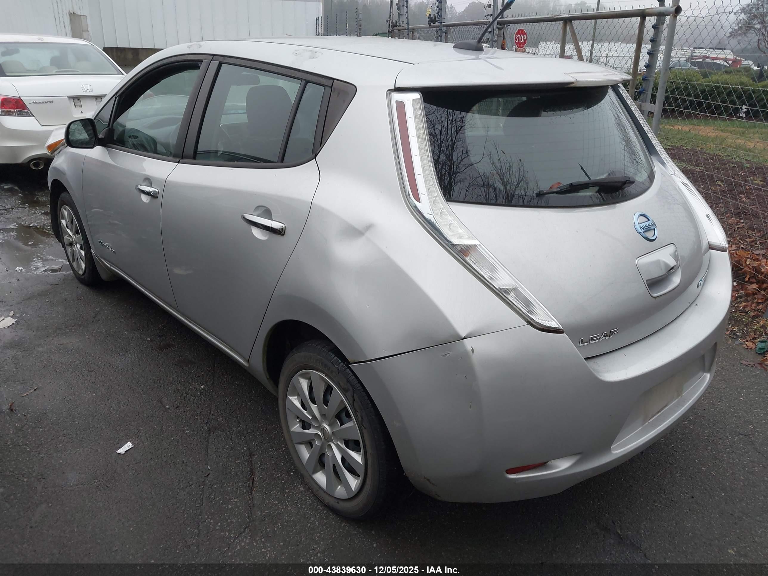 NISSAN LEAF image 3