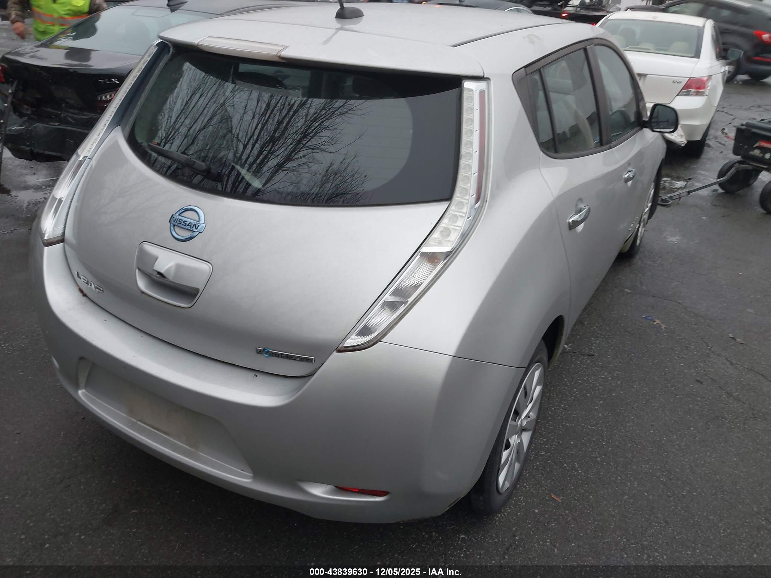 NISSAN LEAF image 4