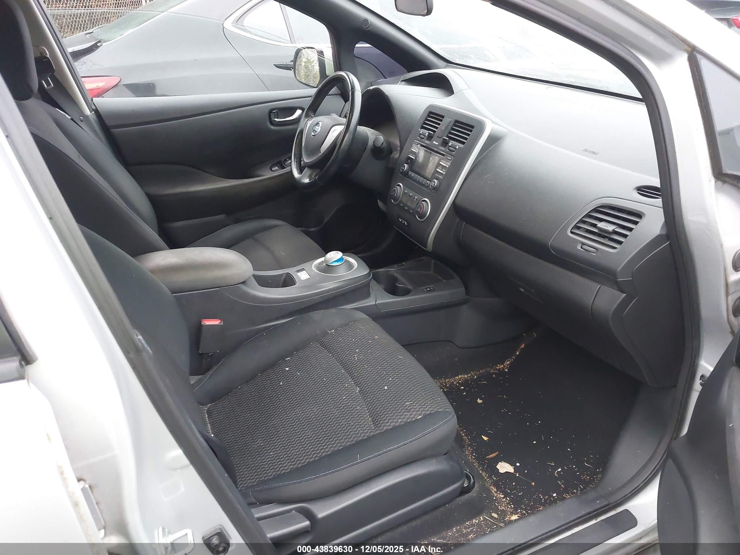 NISSAN LEAF image 5
