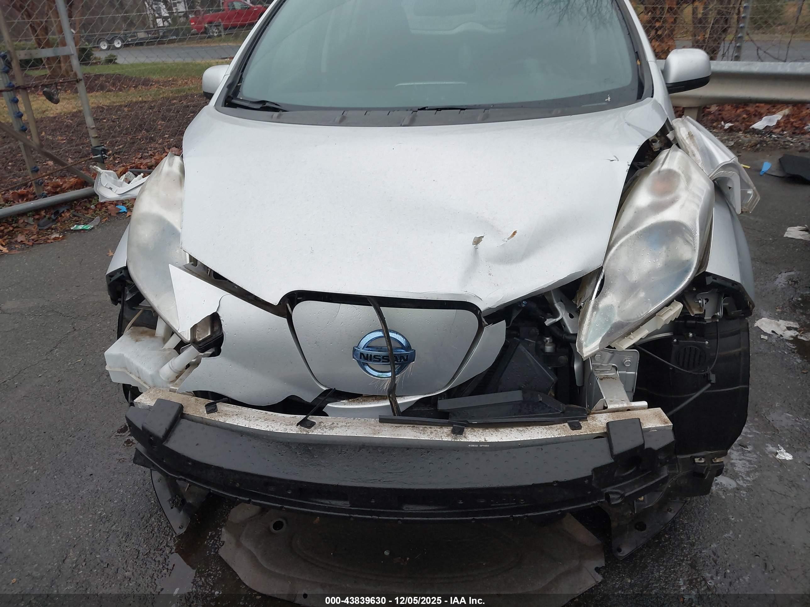NISSAN LEAF image 6