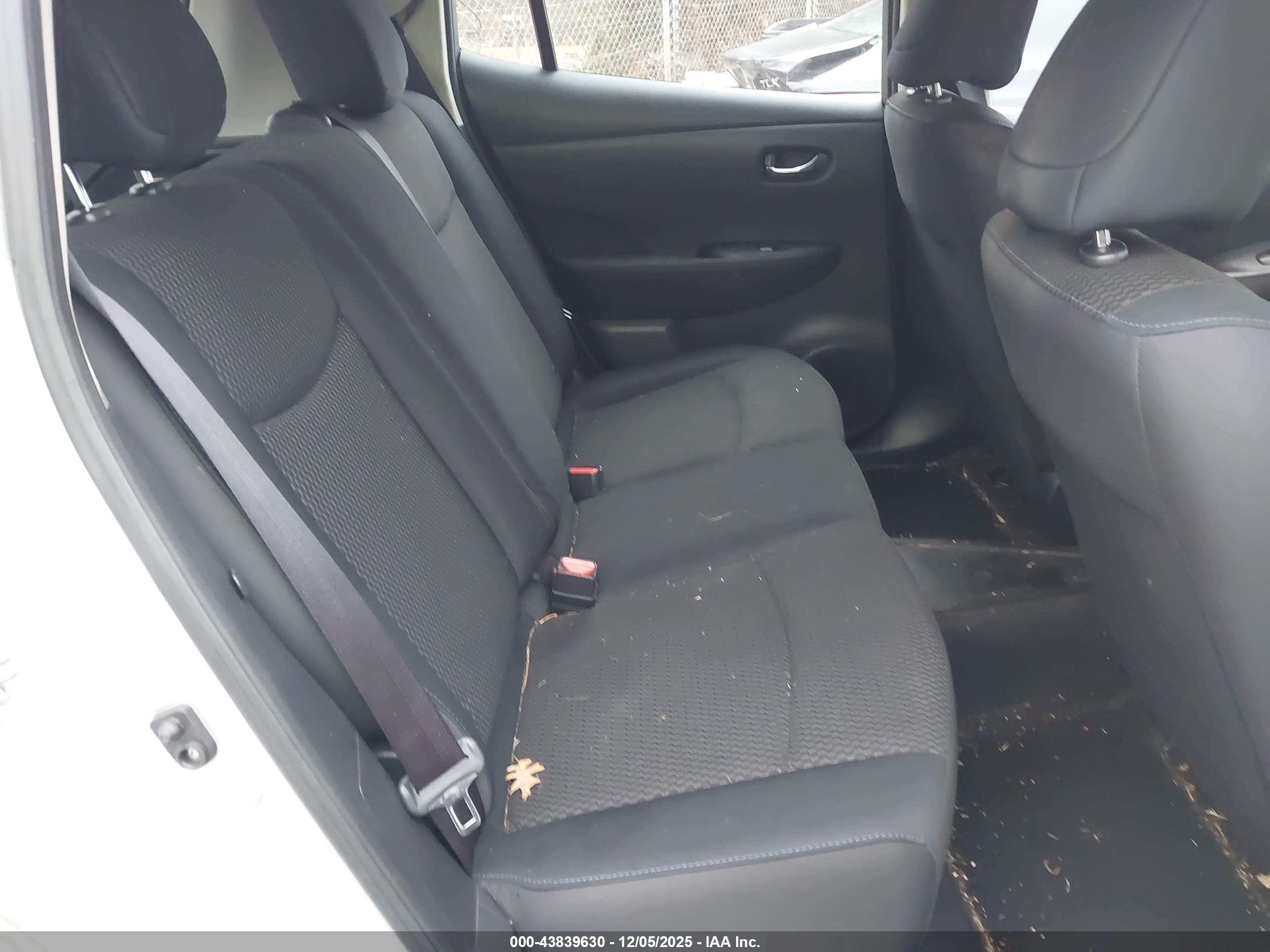 NISSAN LEAF image 8