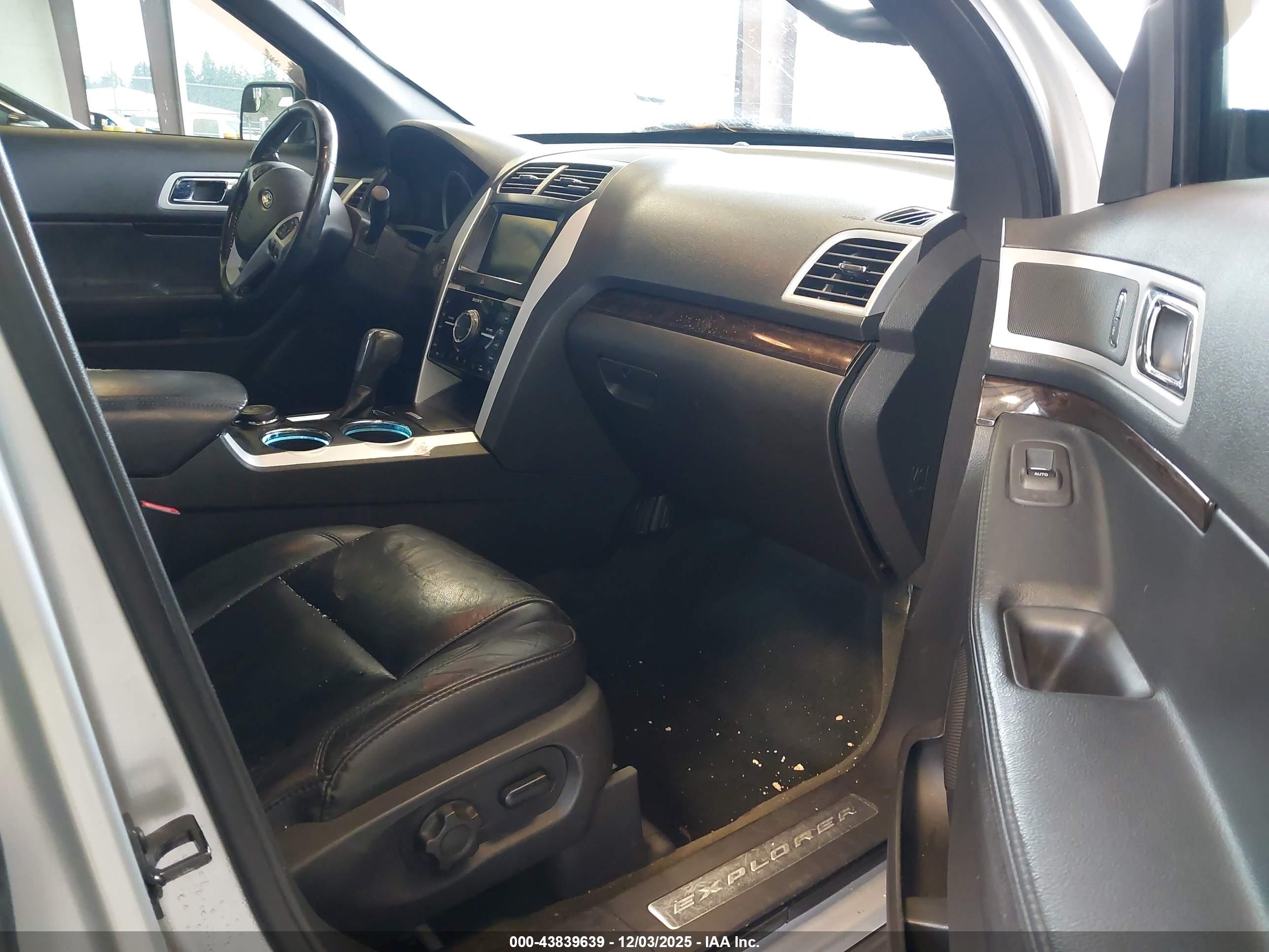 FORD EXPLORER image 5