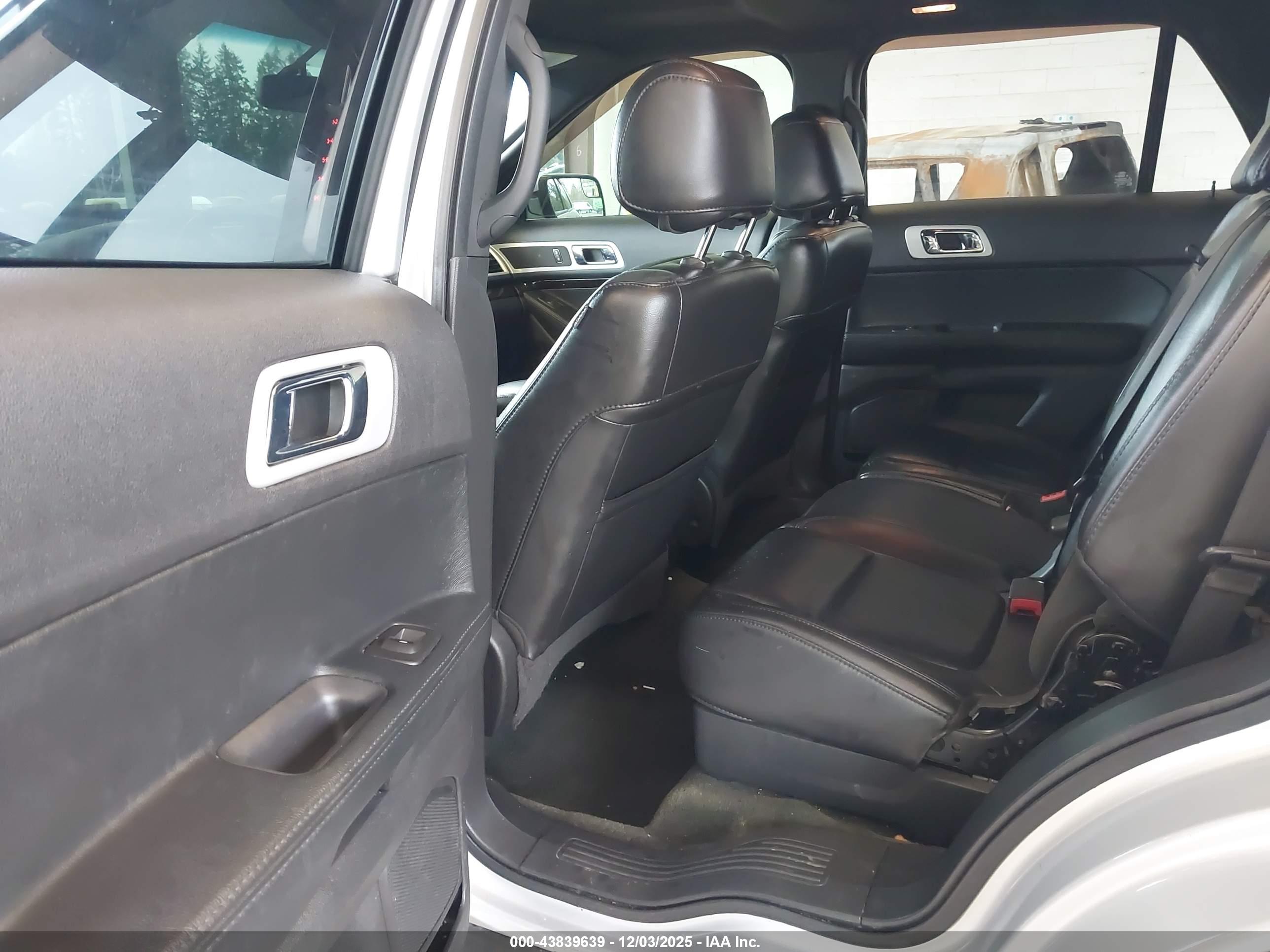 FORD EXPLORER image 8