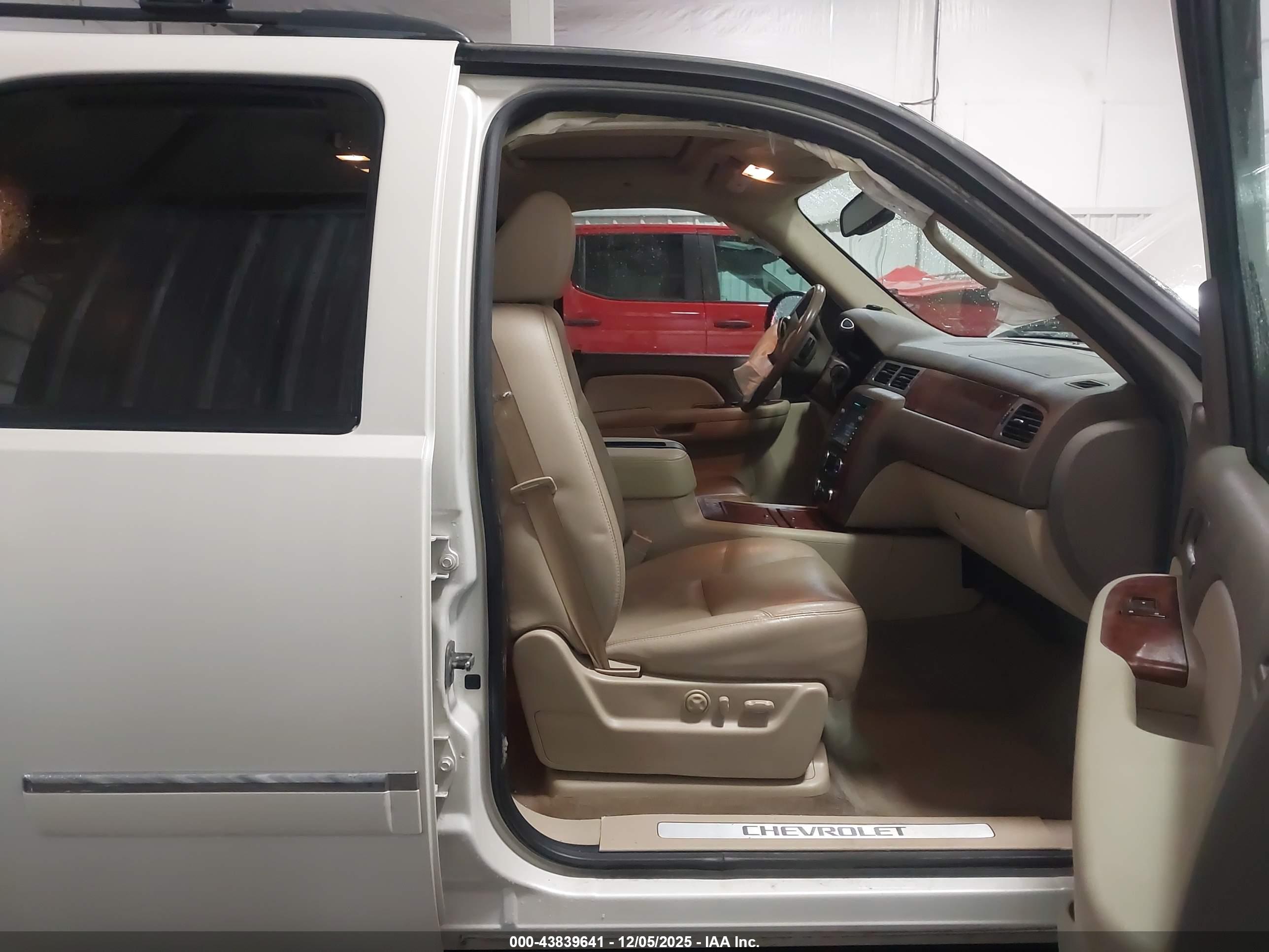 CHEVROLET TAHOE image 5