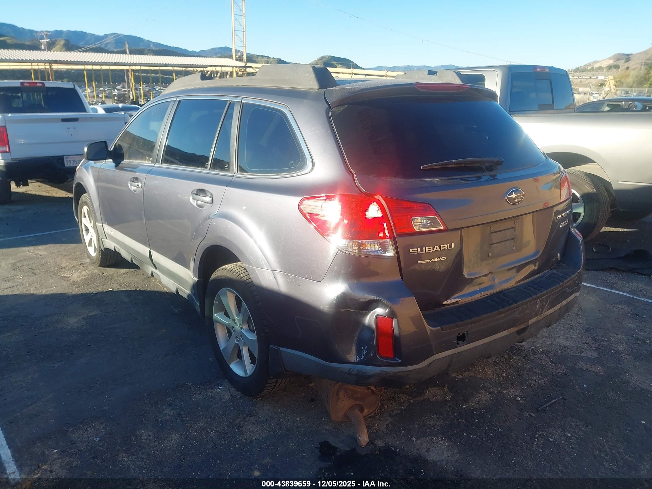 SUBARU OUTBACK image 3