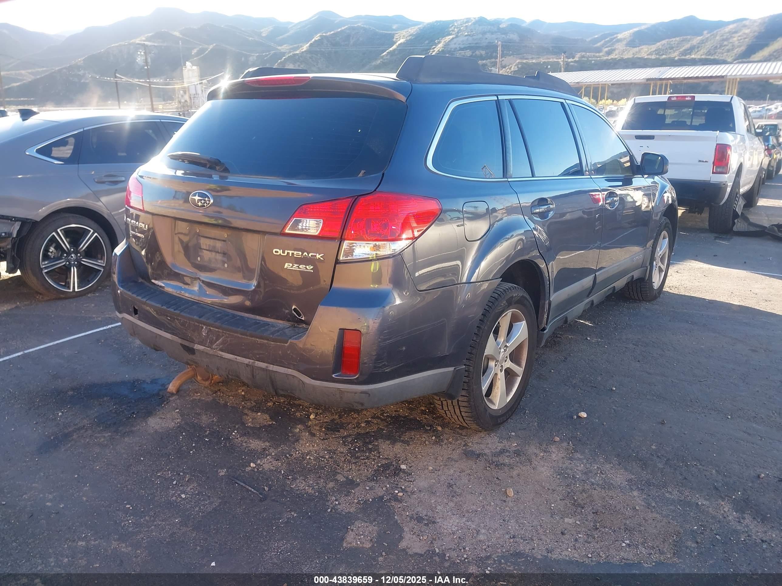 SUBARU OUTBACK image 4