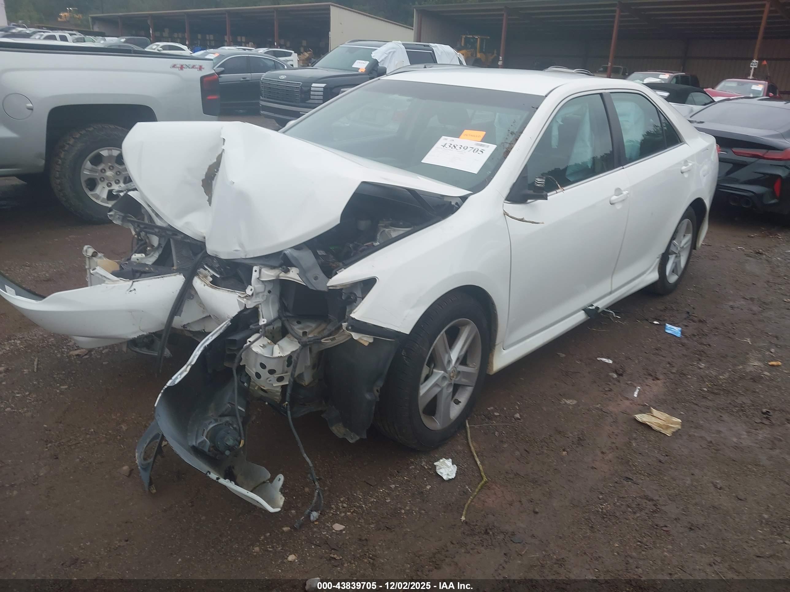 TOYOTA CAMRY image 2