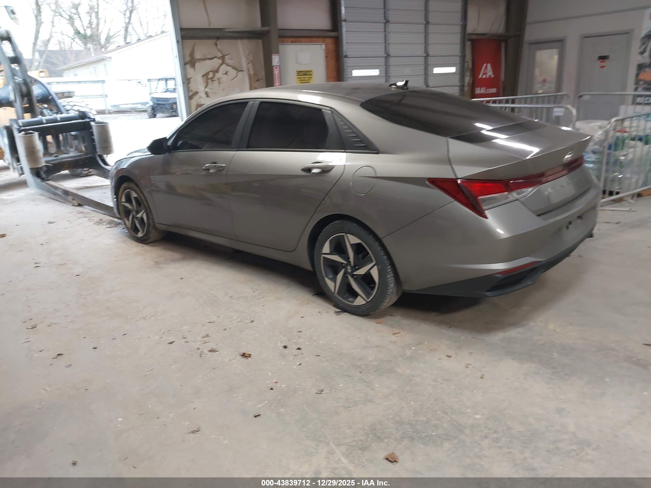 HYUNDAI ELANTRA image 3