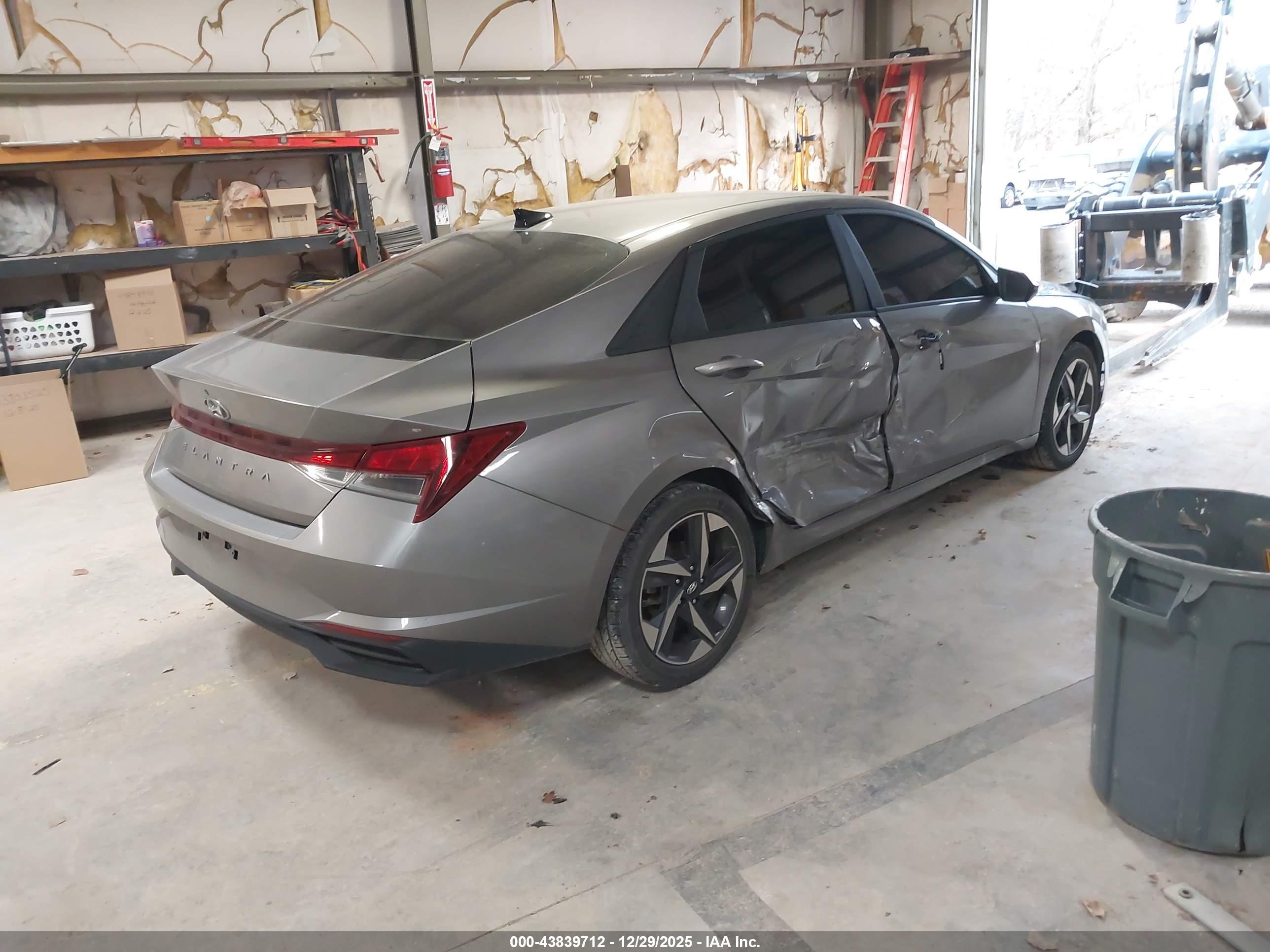 HYUNDAI ELANTRA image 4