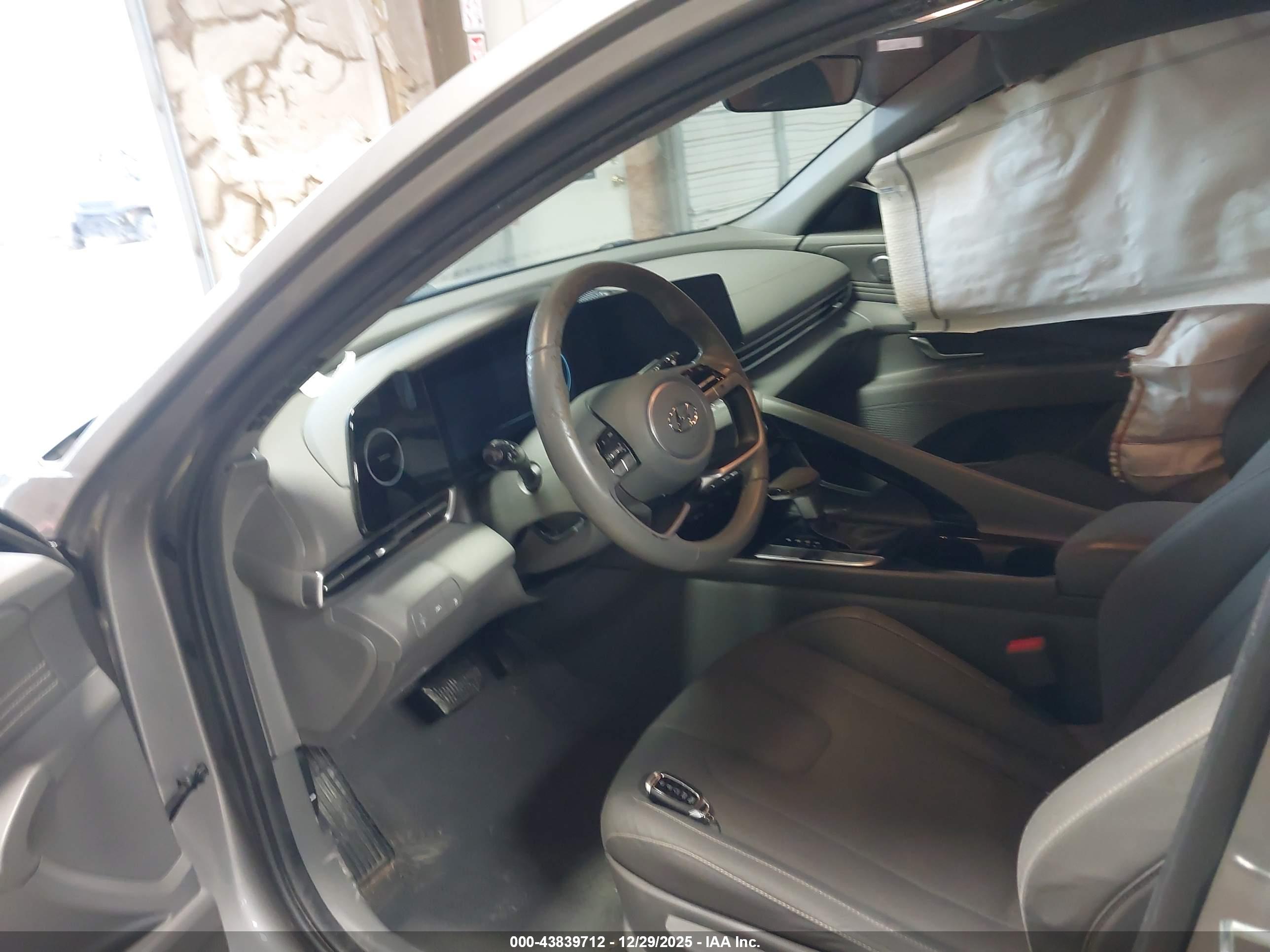 HYUNDAI ELANTRA image 5