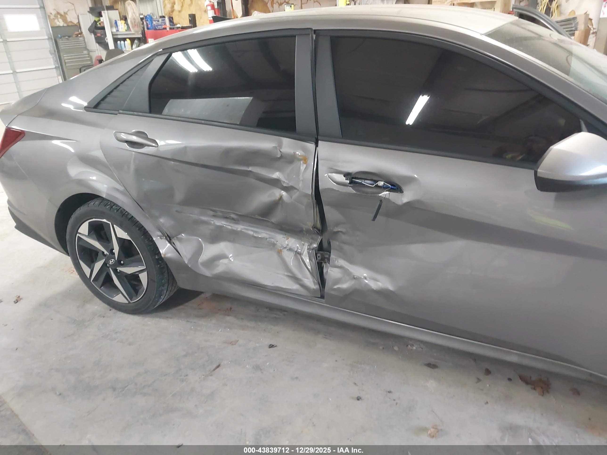 HYUNDAI ELANTRA image 6