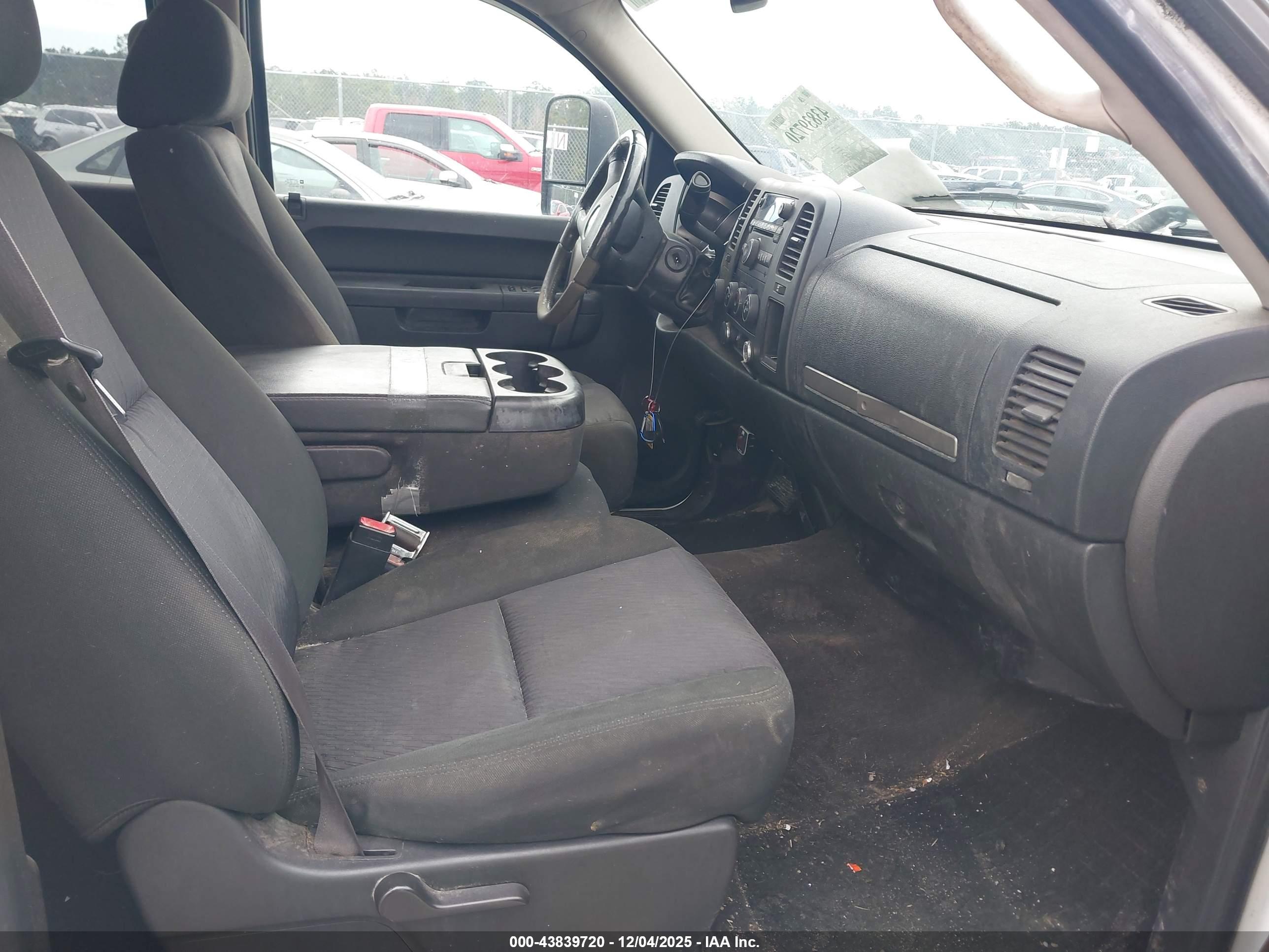 CHEVROLET SILVERADO image 5