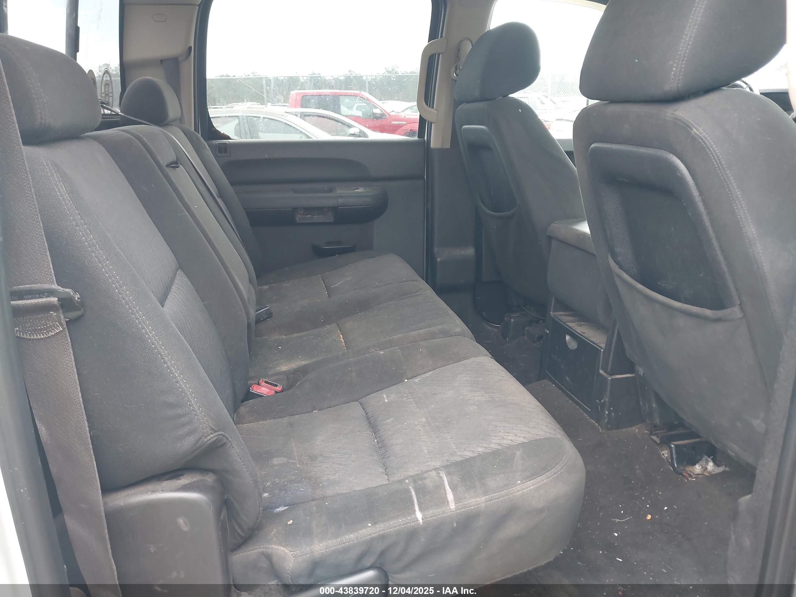 CHEVROLET SILVERADO image 8