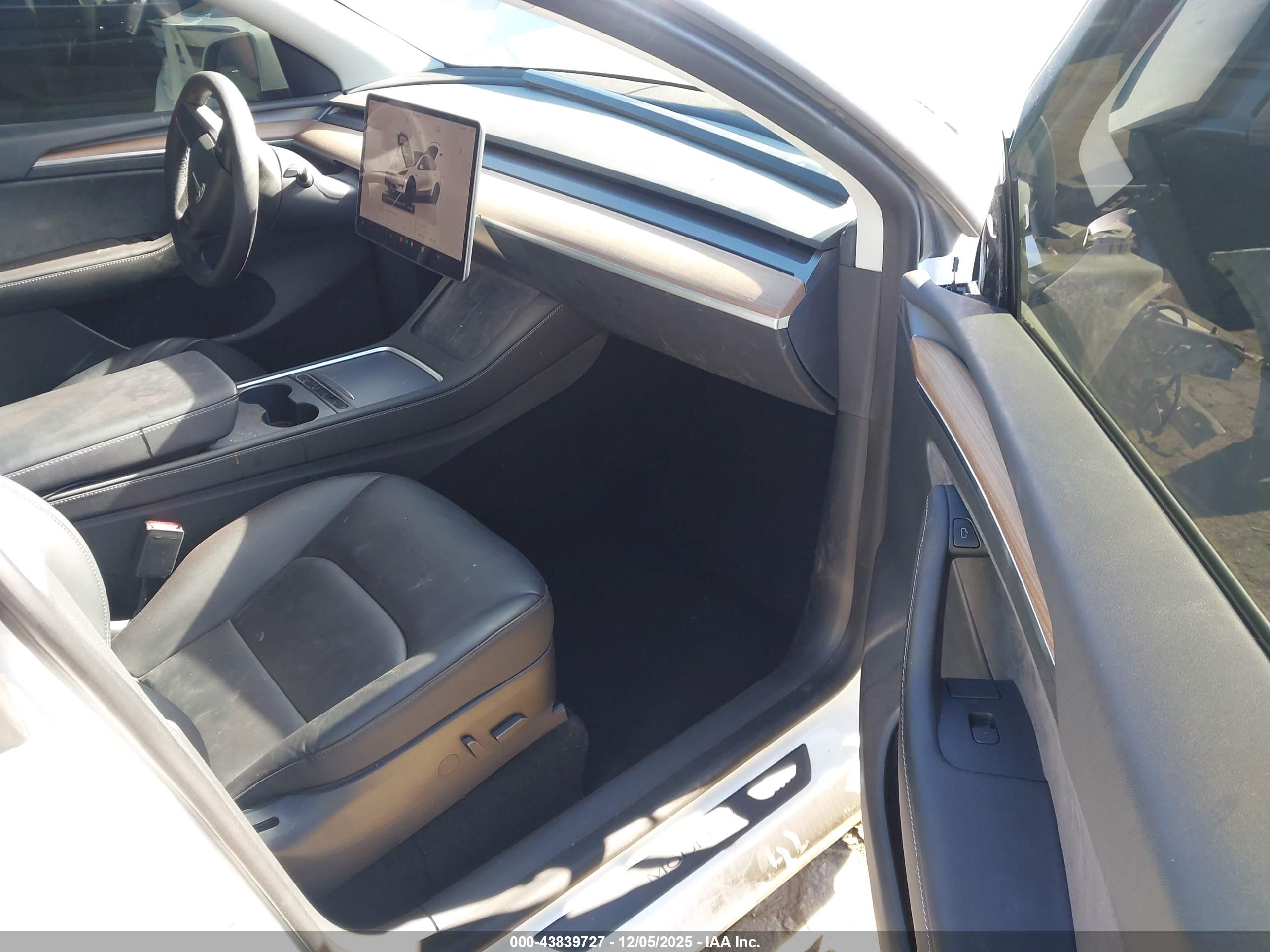 TESLA MODEL image 5