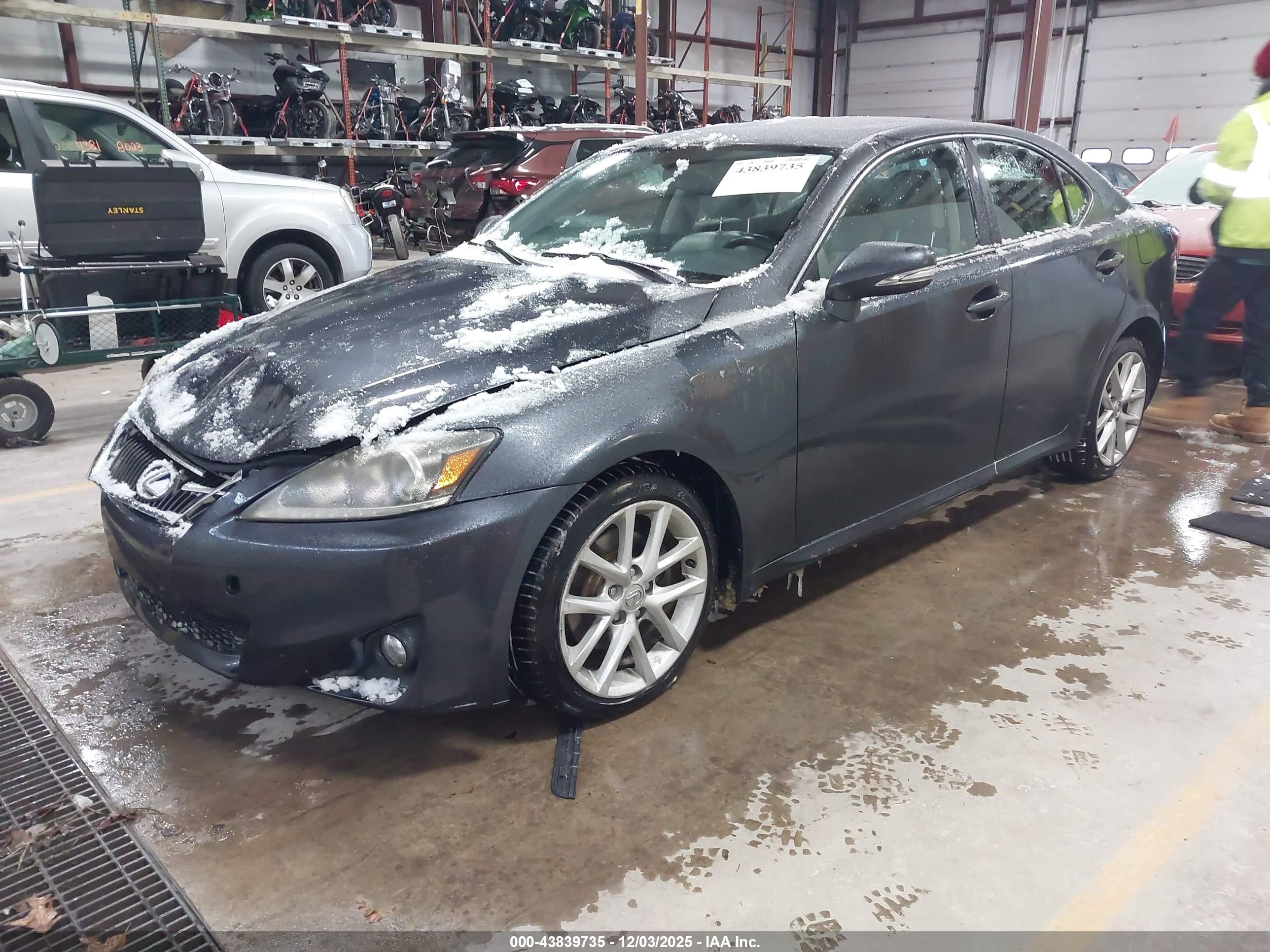 LEXUS IS image 2