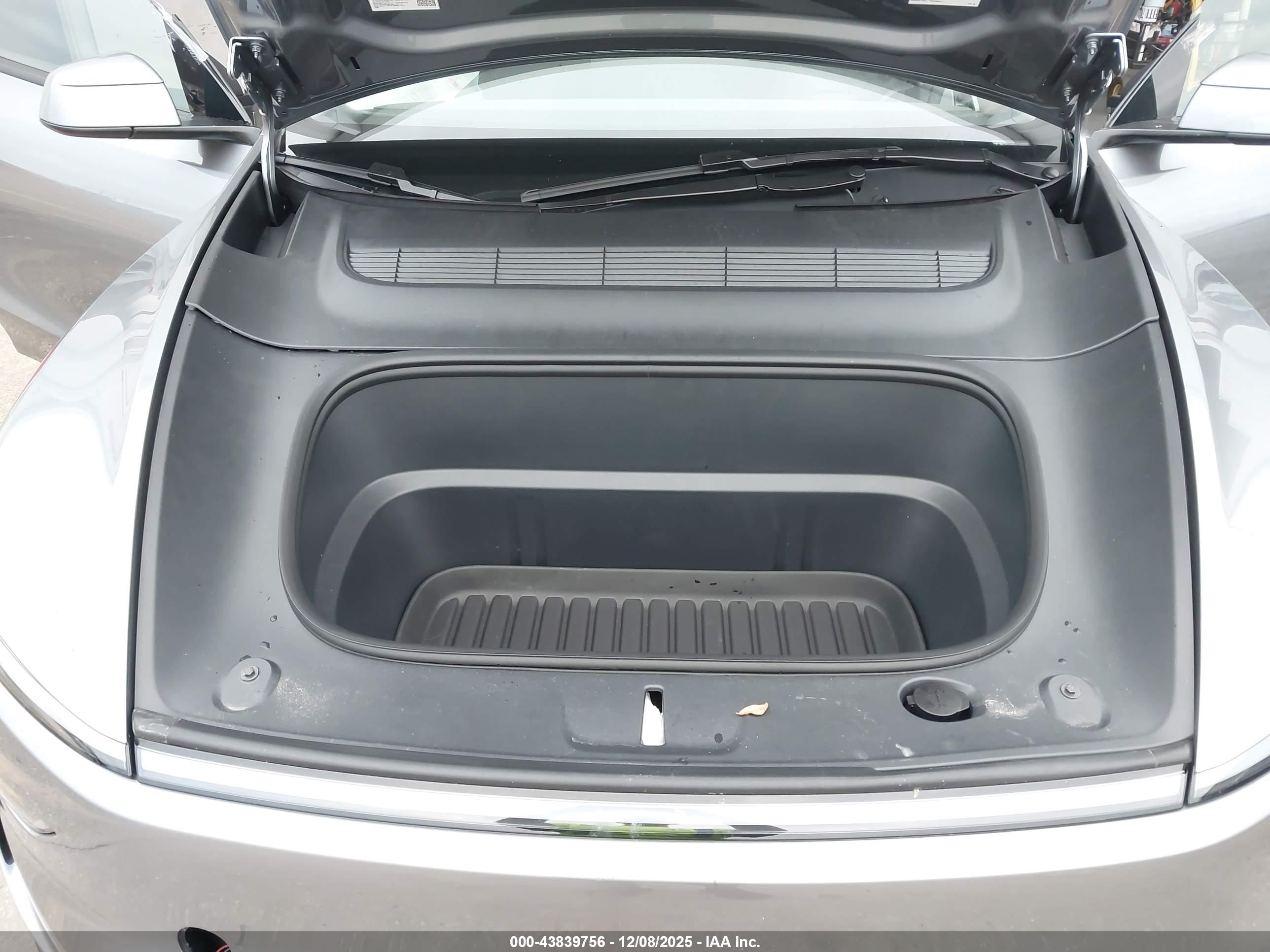 TESLA MODEL image 10