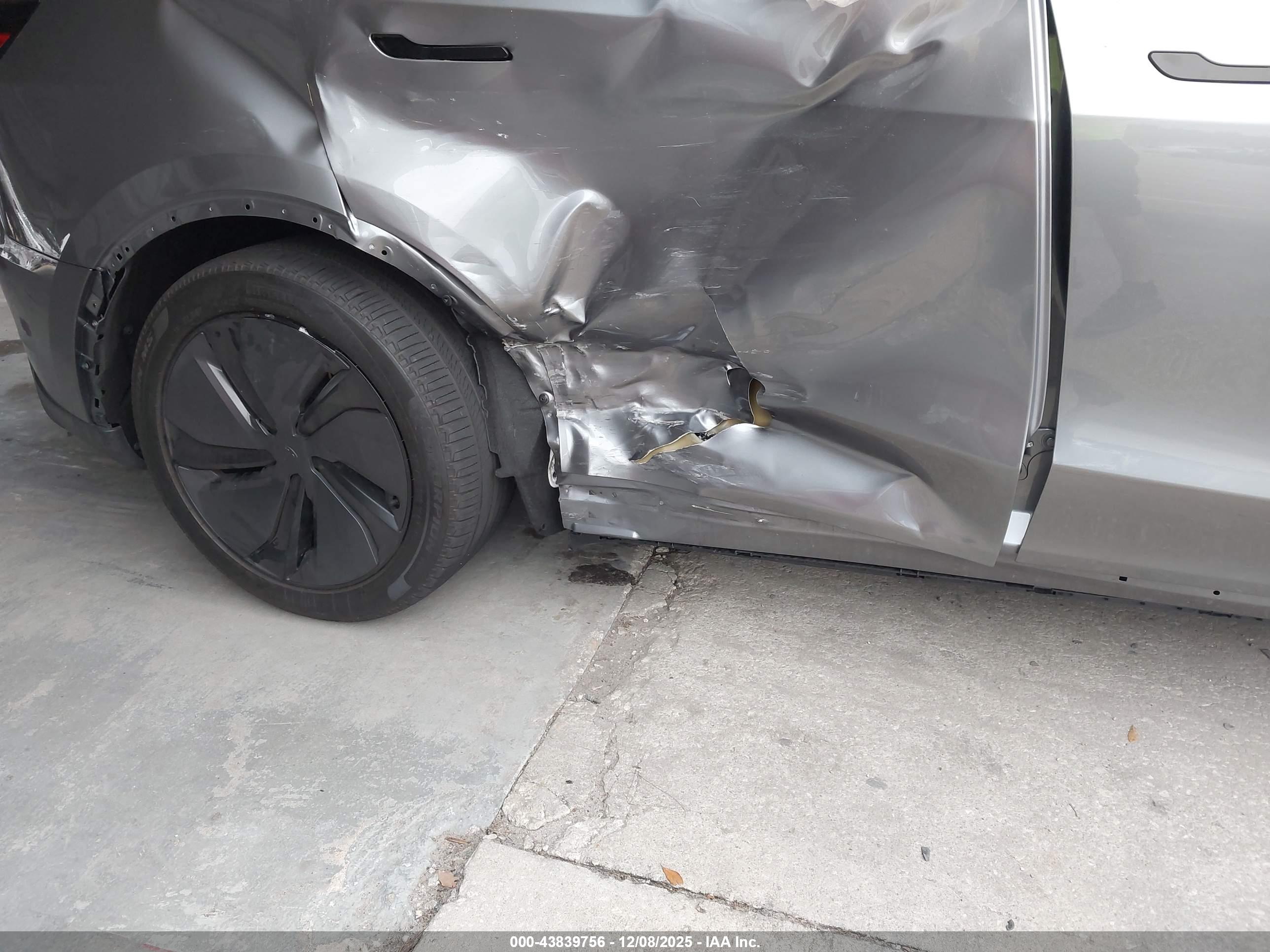 TESLA MODEL image 6
