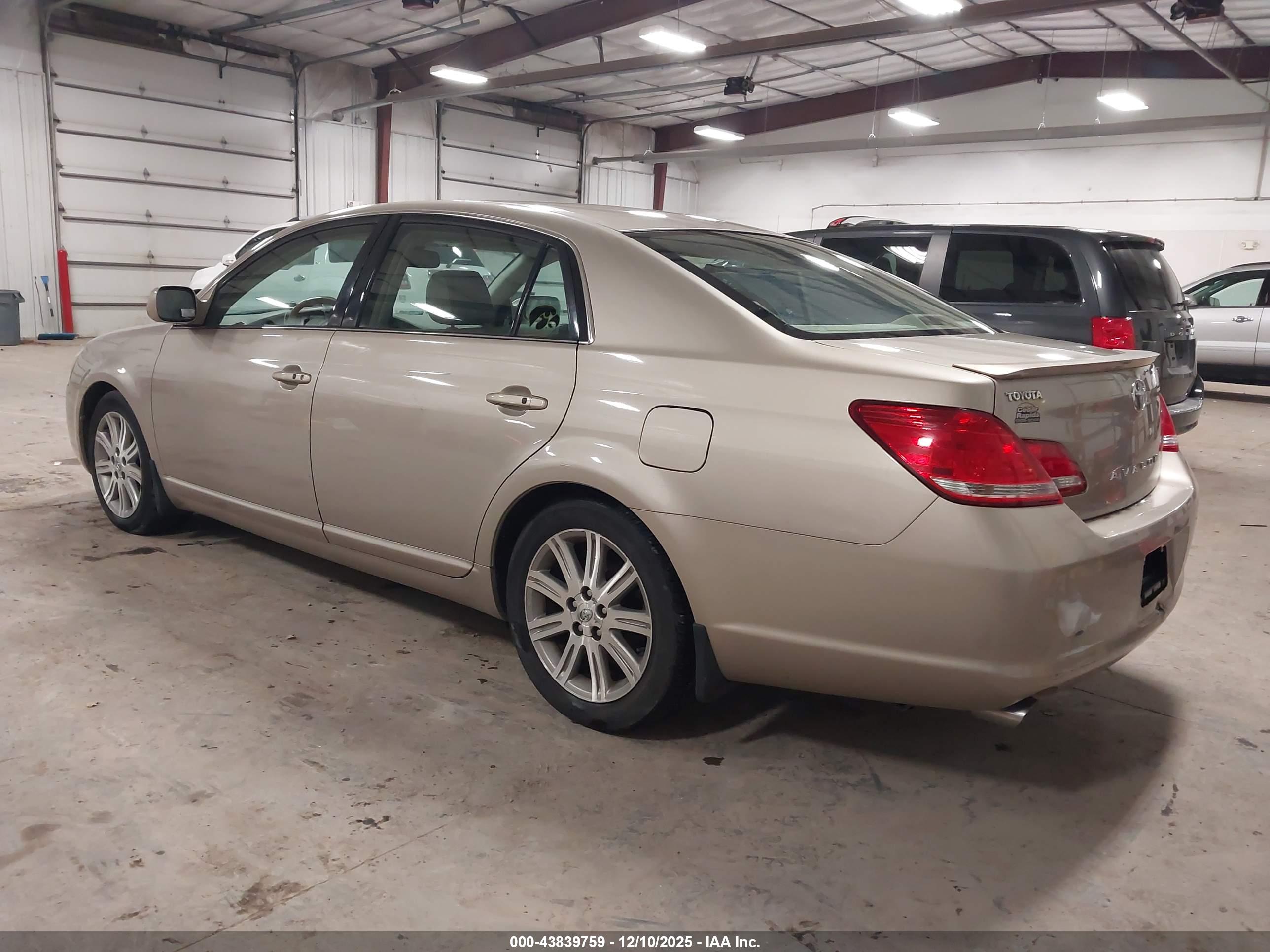 TOYOTA AVALON image 3