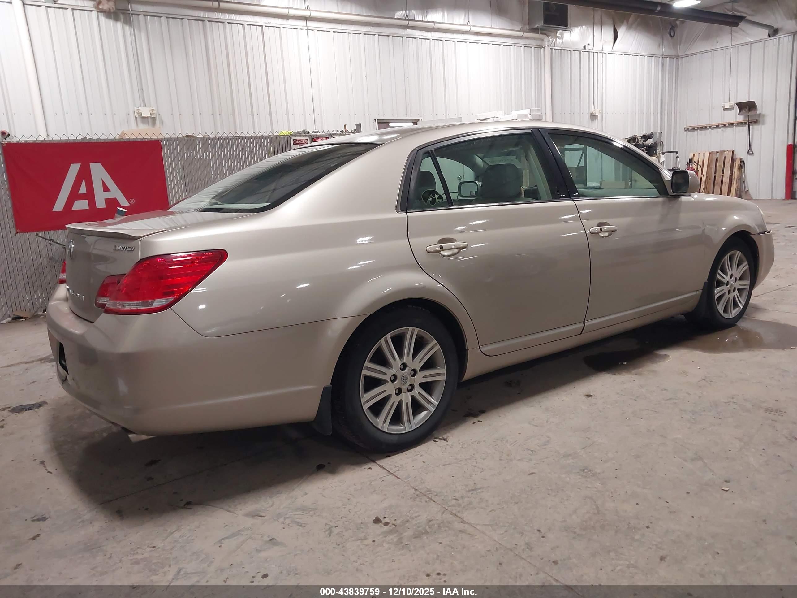 TOYOTA AVALON image 4