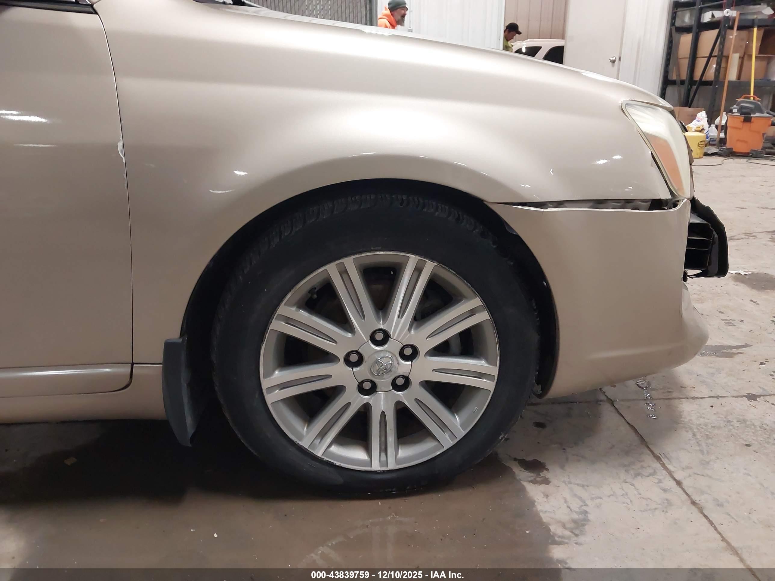 TOYOTA AVALON image 6
