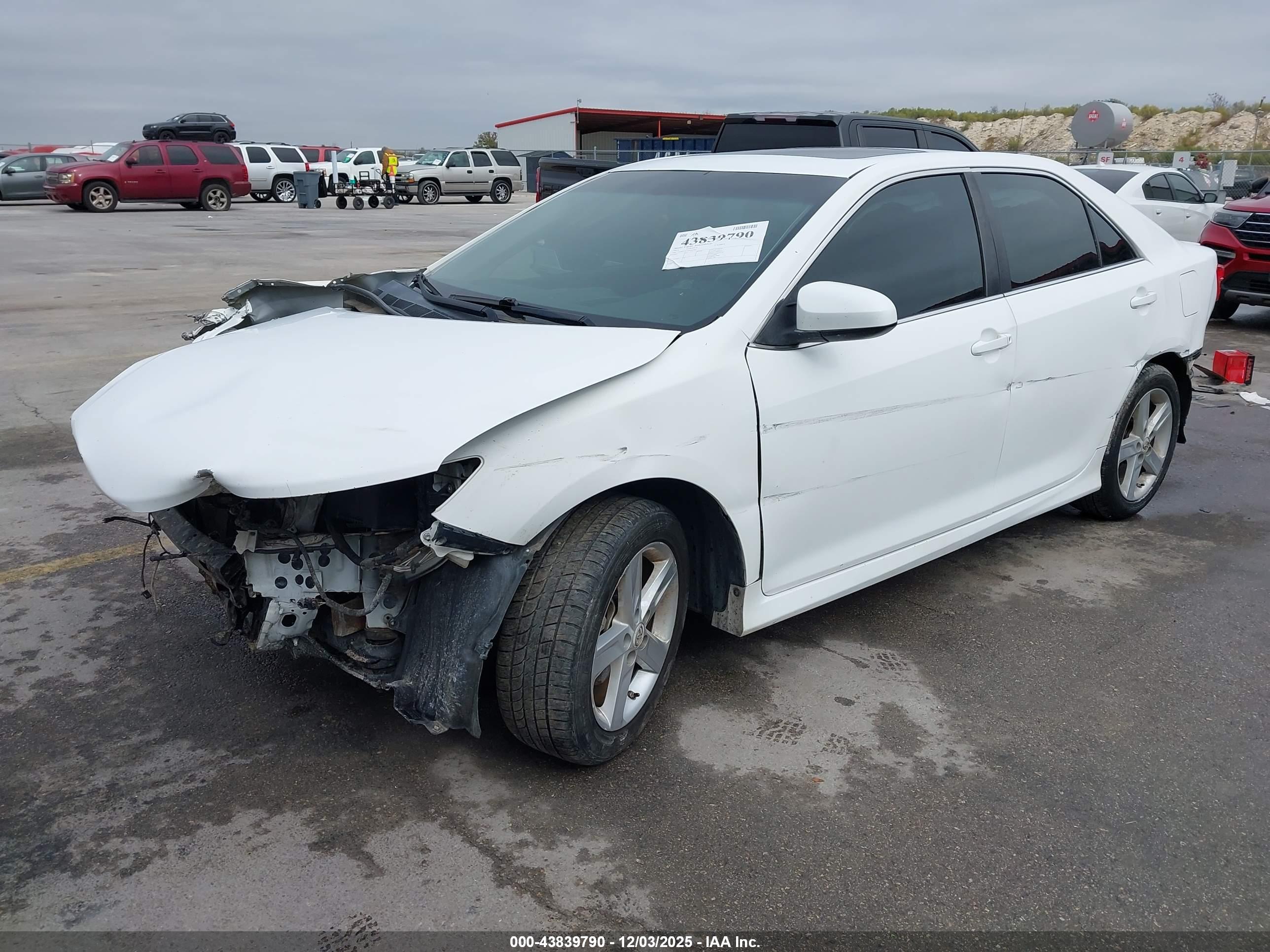 TOYOTA CAMRY image 2
