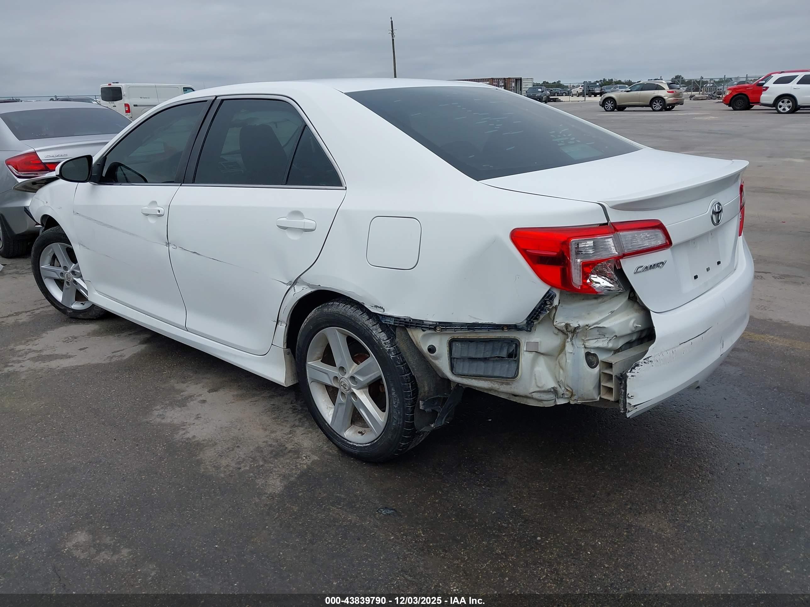 TOYOTA CAMRY image 3