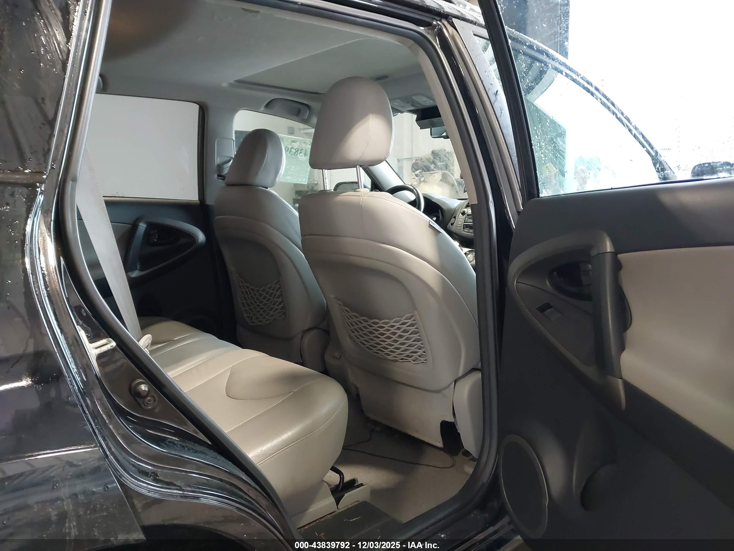 TOYOTA RAV4 image 8