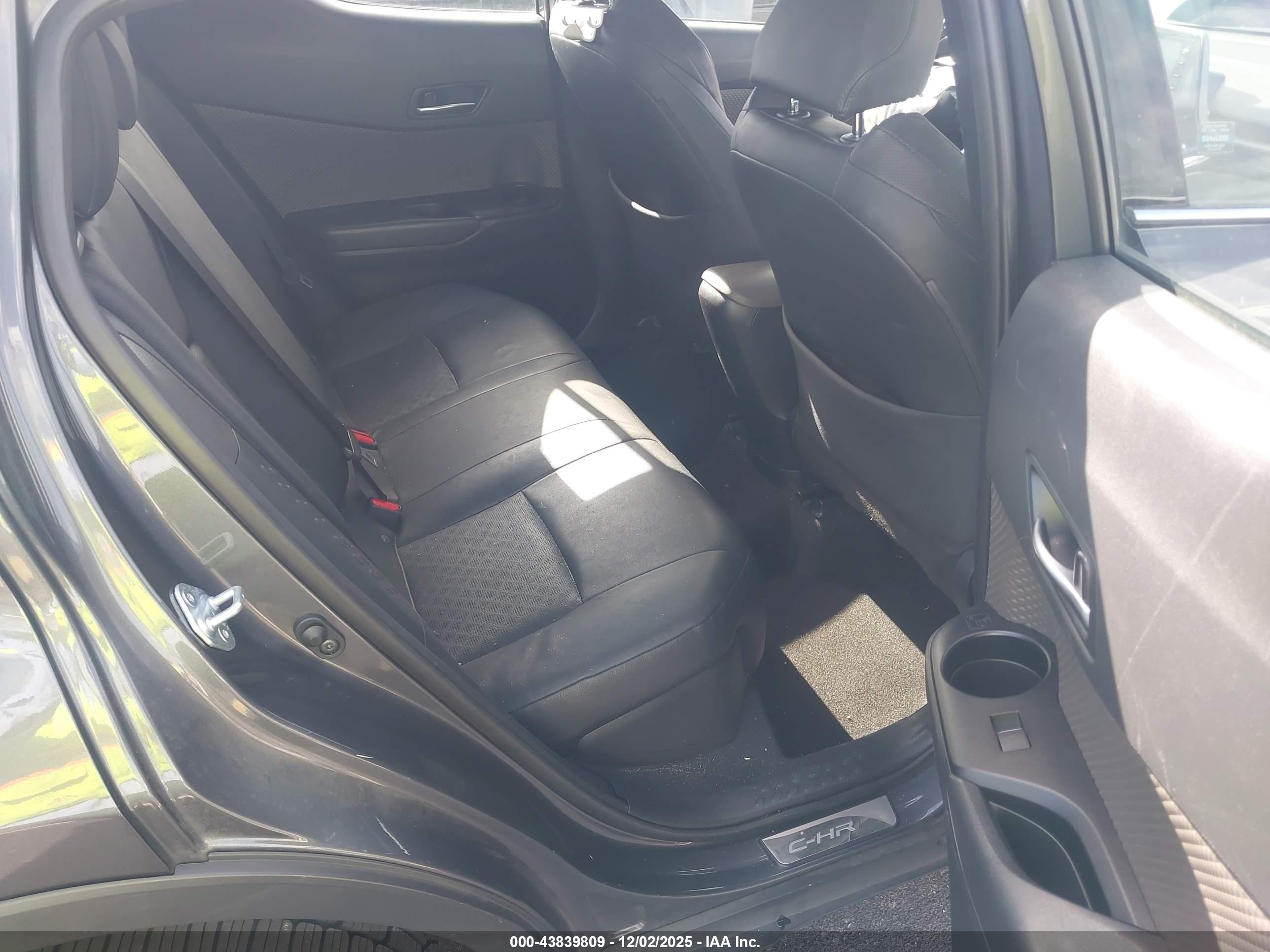 TOYOTA C-HR image 8