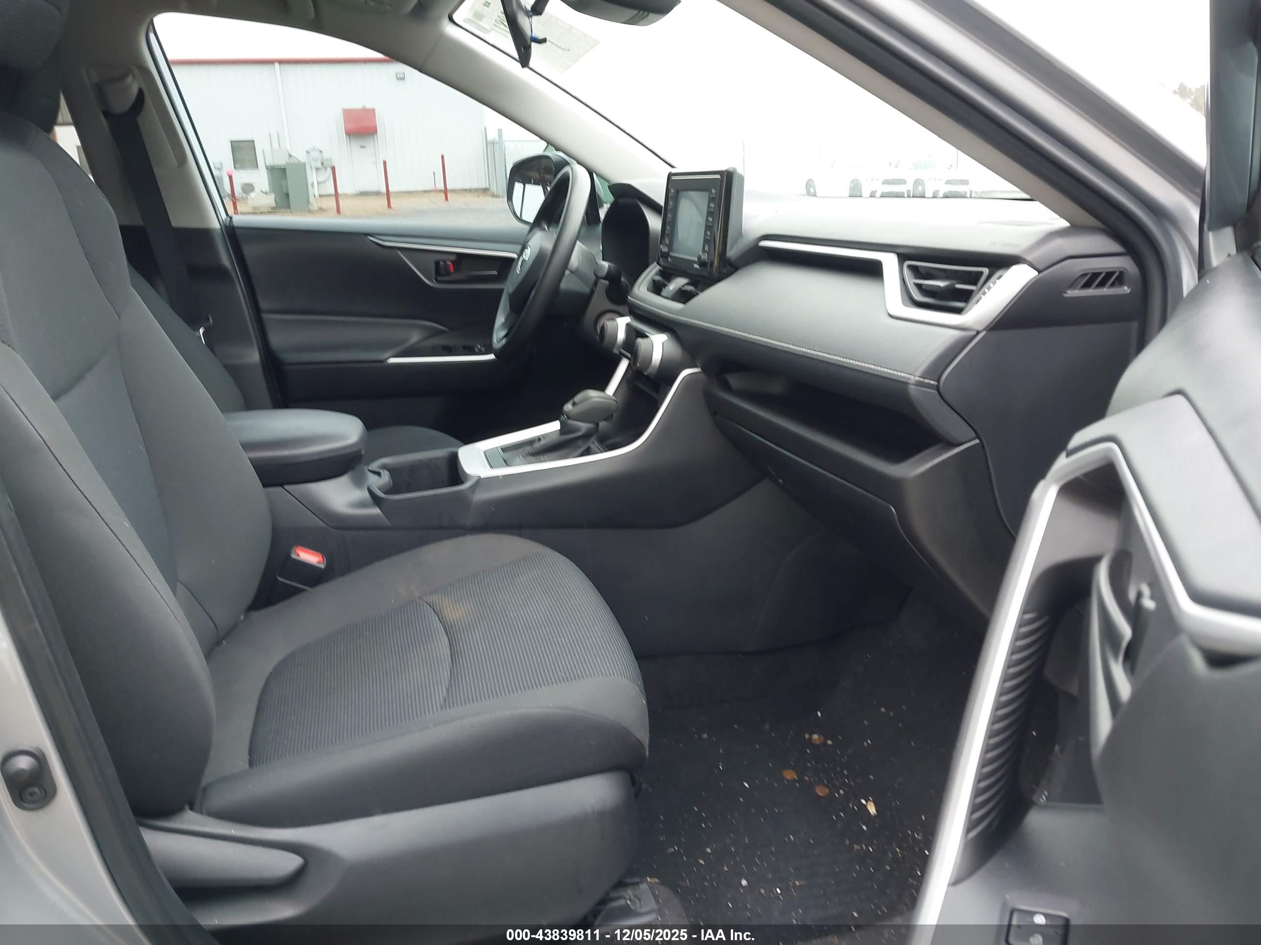 TOYOTA RAV4 image 5