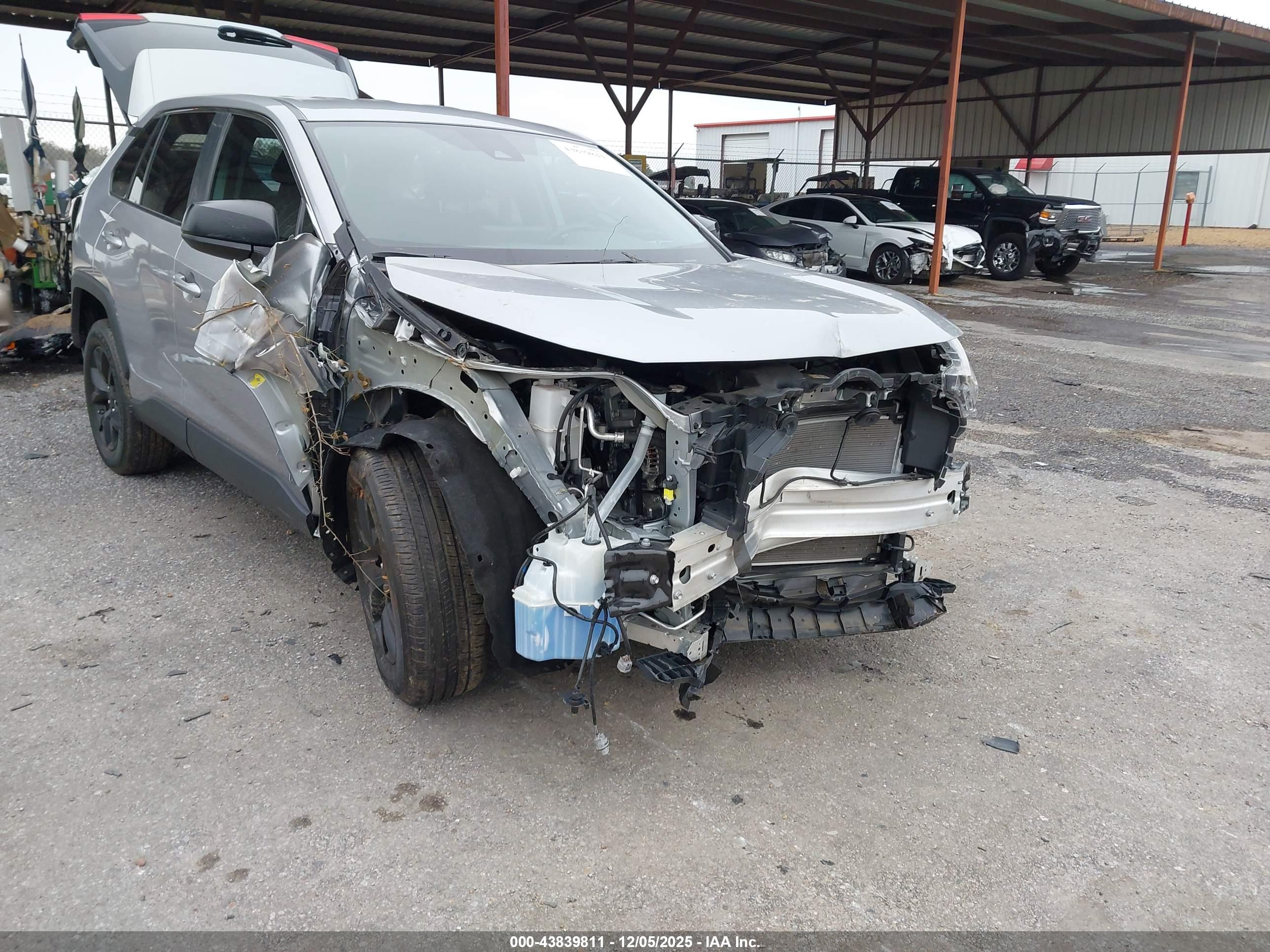 TOYOTA RAV4 image 6