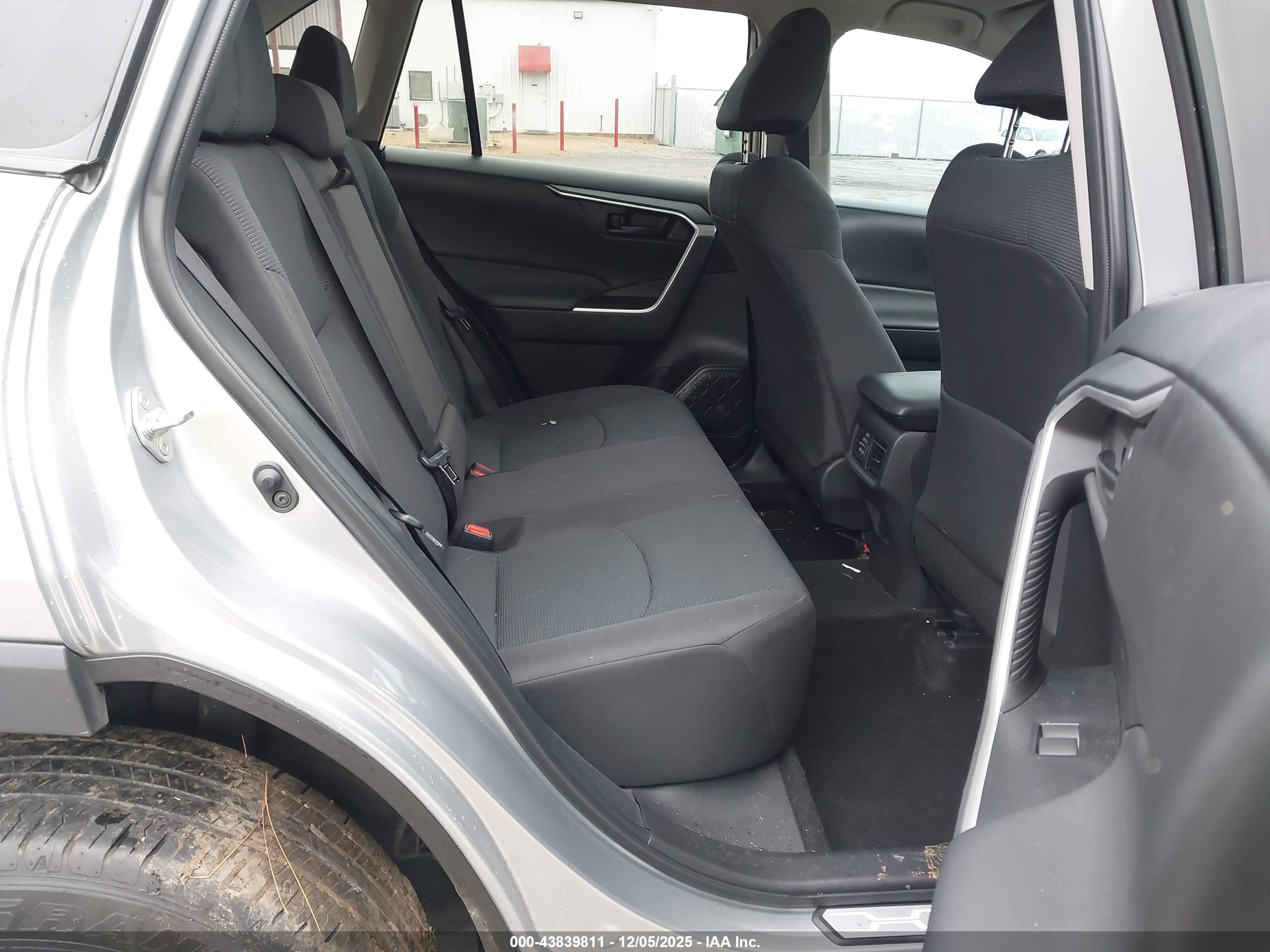 TOYOTA RAV4 image 8