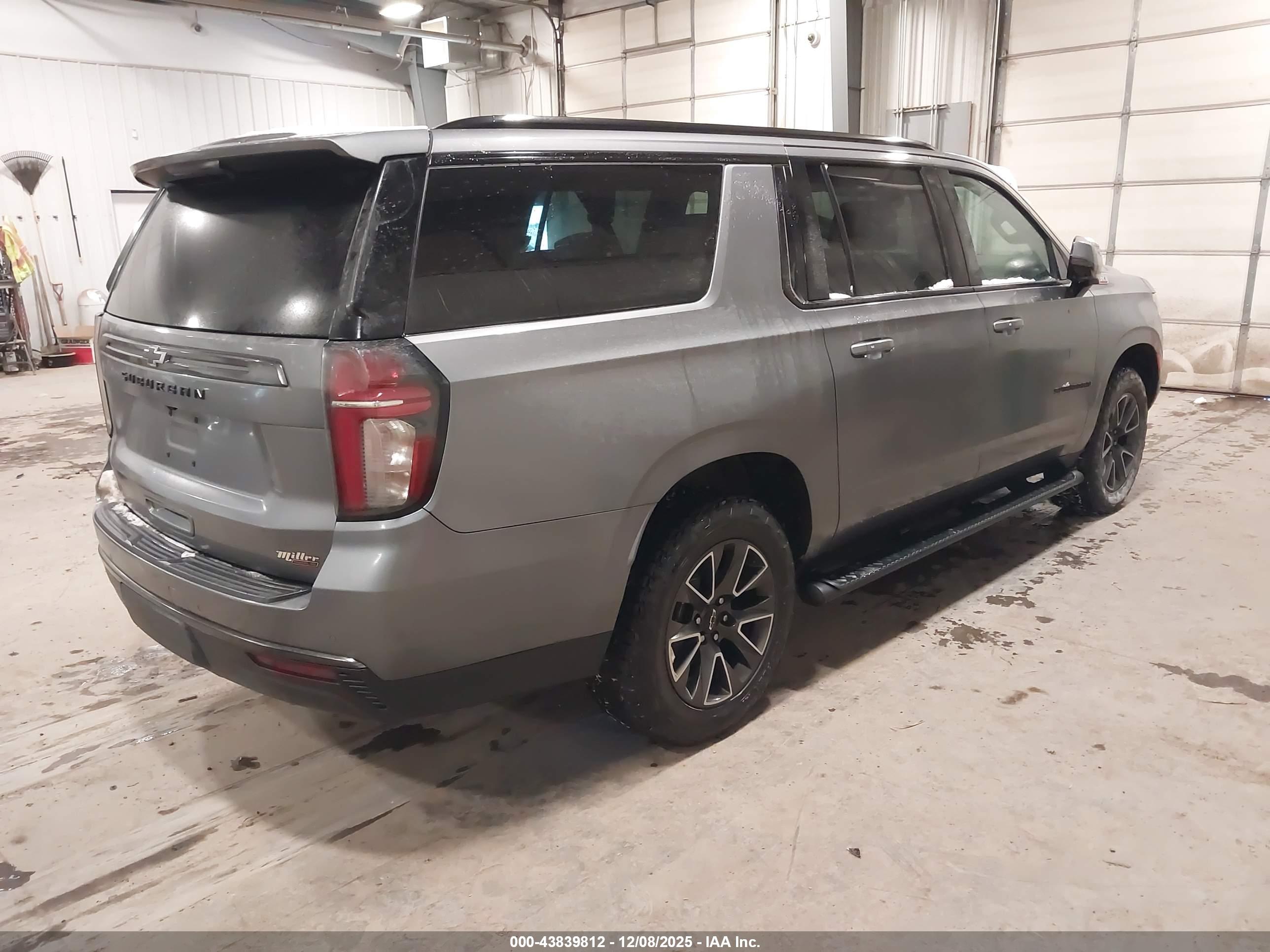 CHEVROLET SUBURBAN image 4