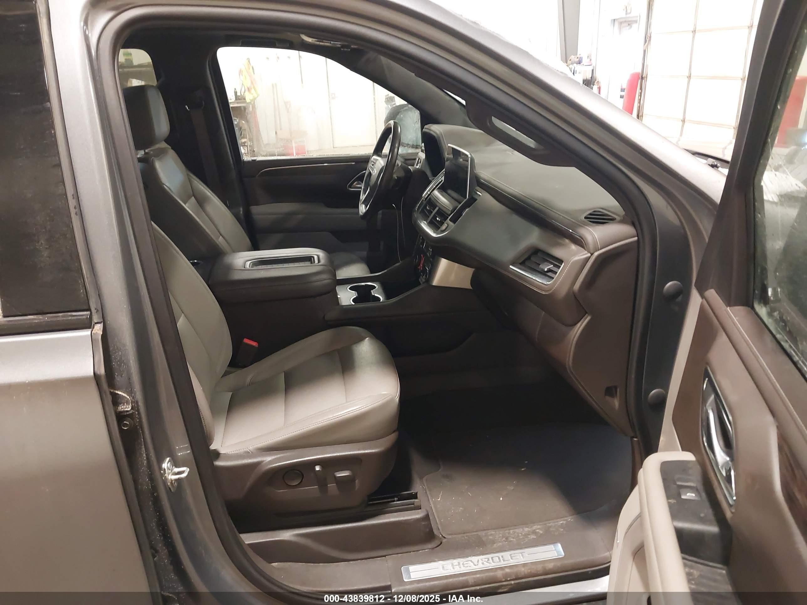 CHEVROLET SUBURBAN image 5