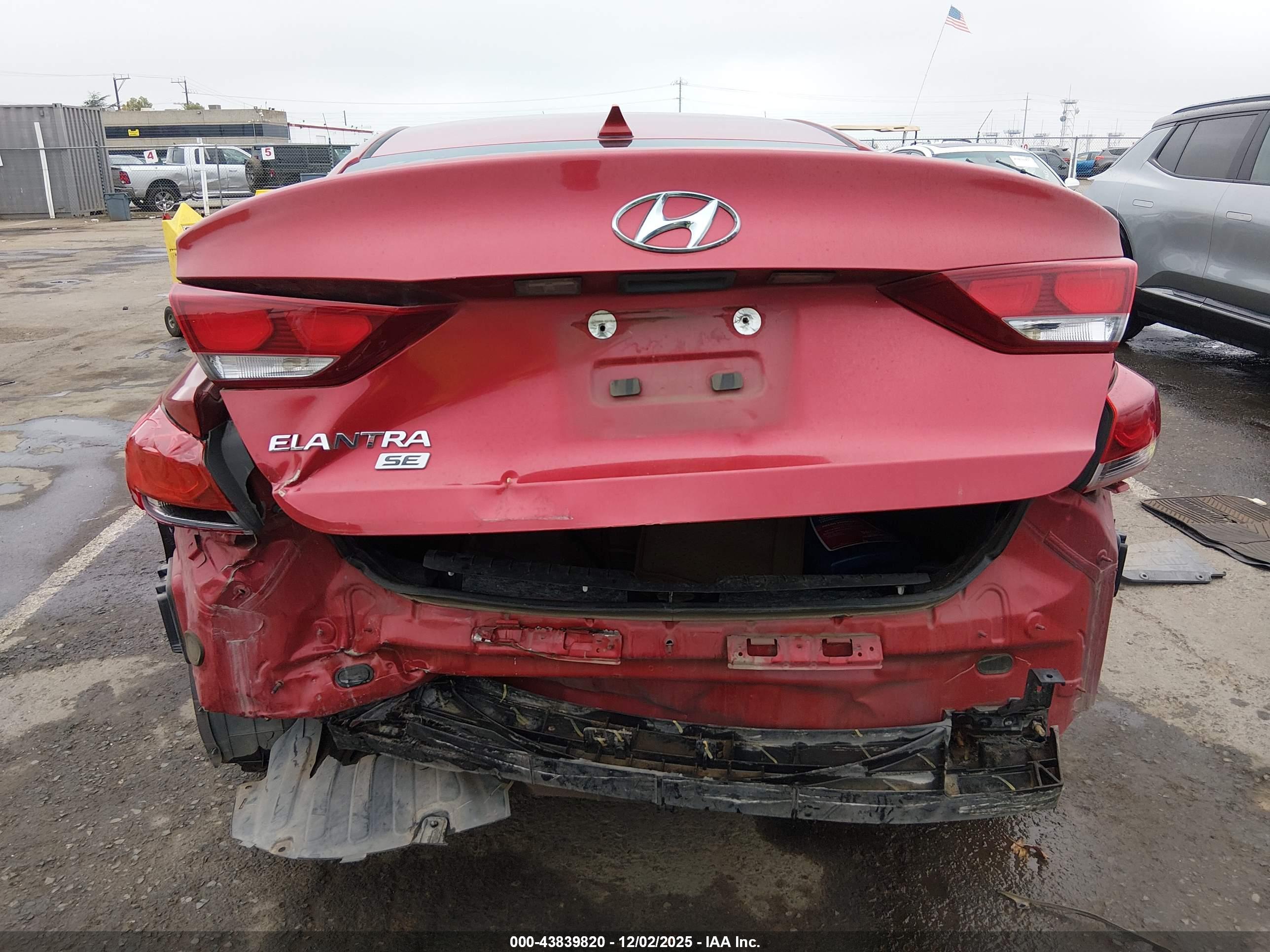HYUNDAI ELANTRA image 6