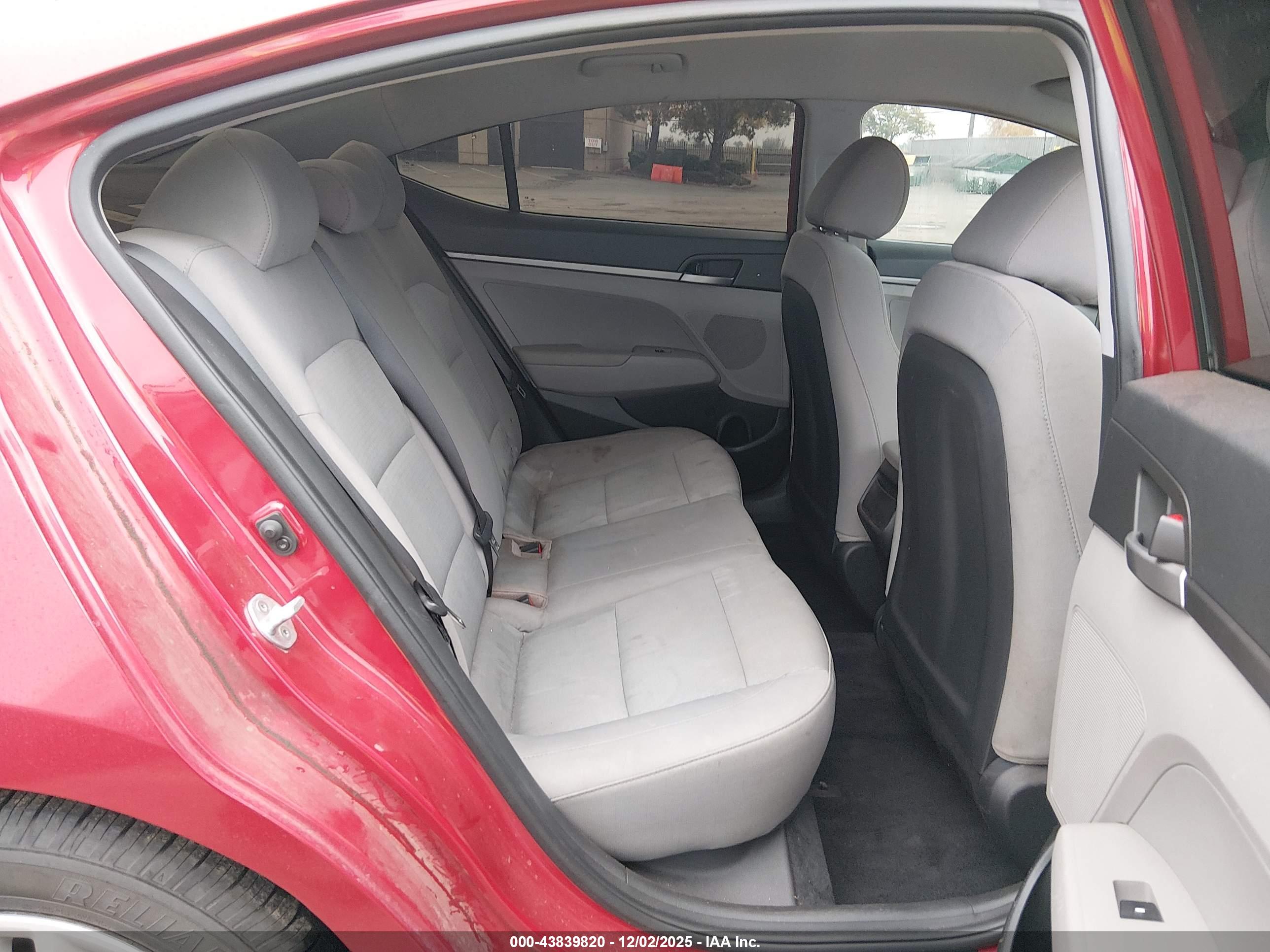 HYUNDAI ELANTRA image 8