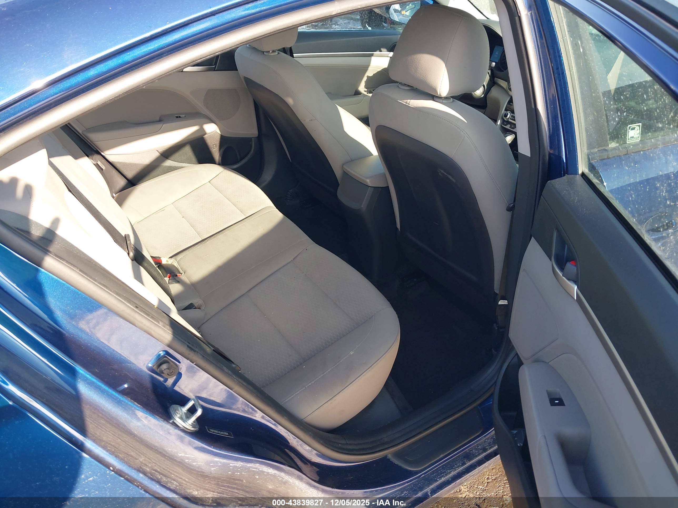 HYUNDAI ELANTRA image 8