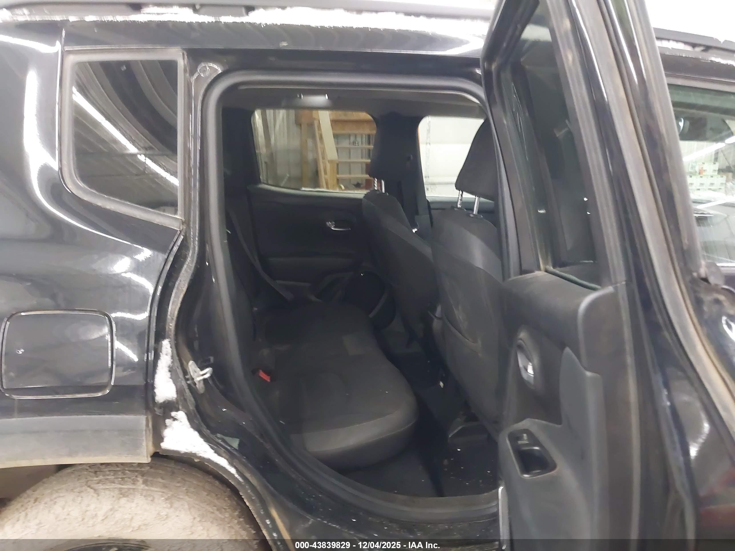 JEEP RENEGADE image 8