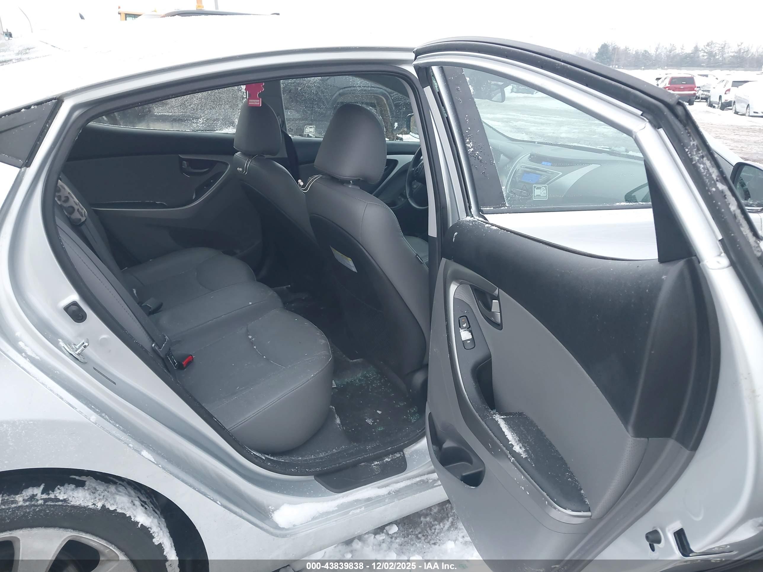HYUNDAI ELANTRA image 8