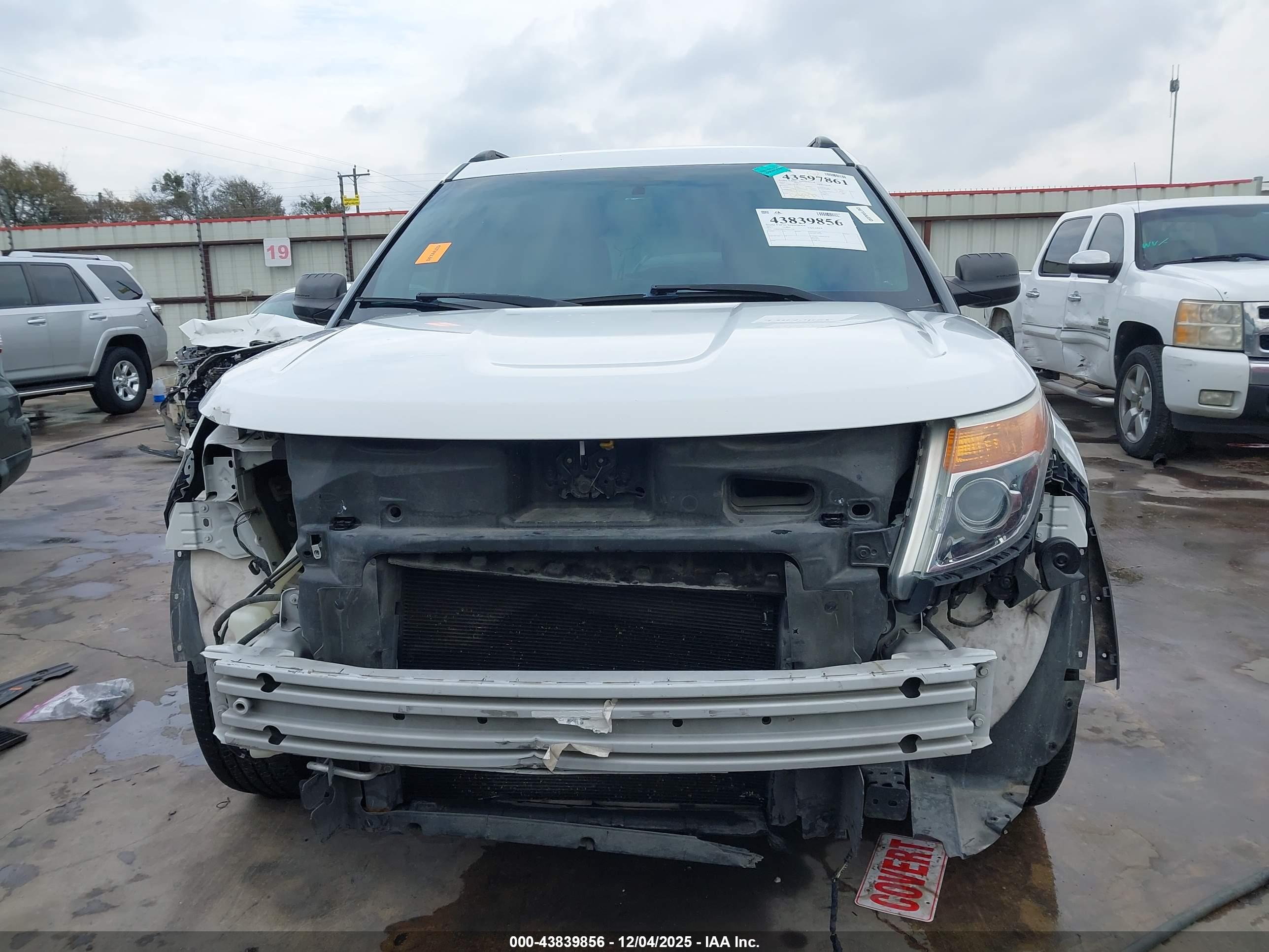 FORD EXPLORER image 6