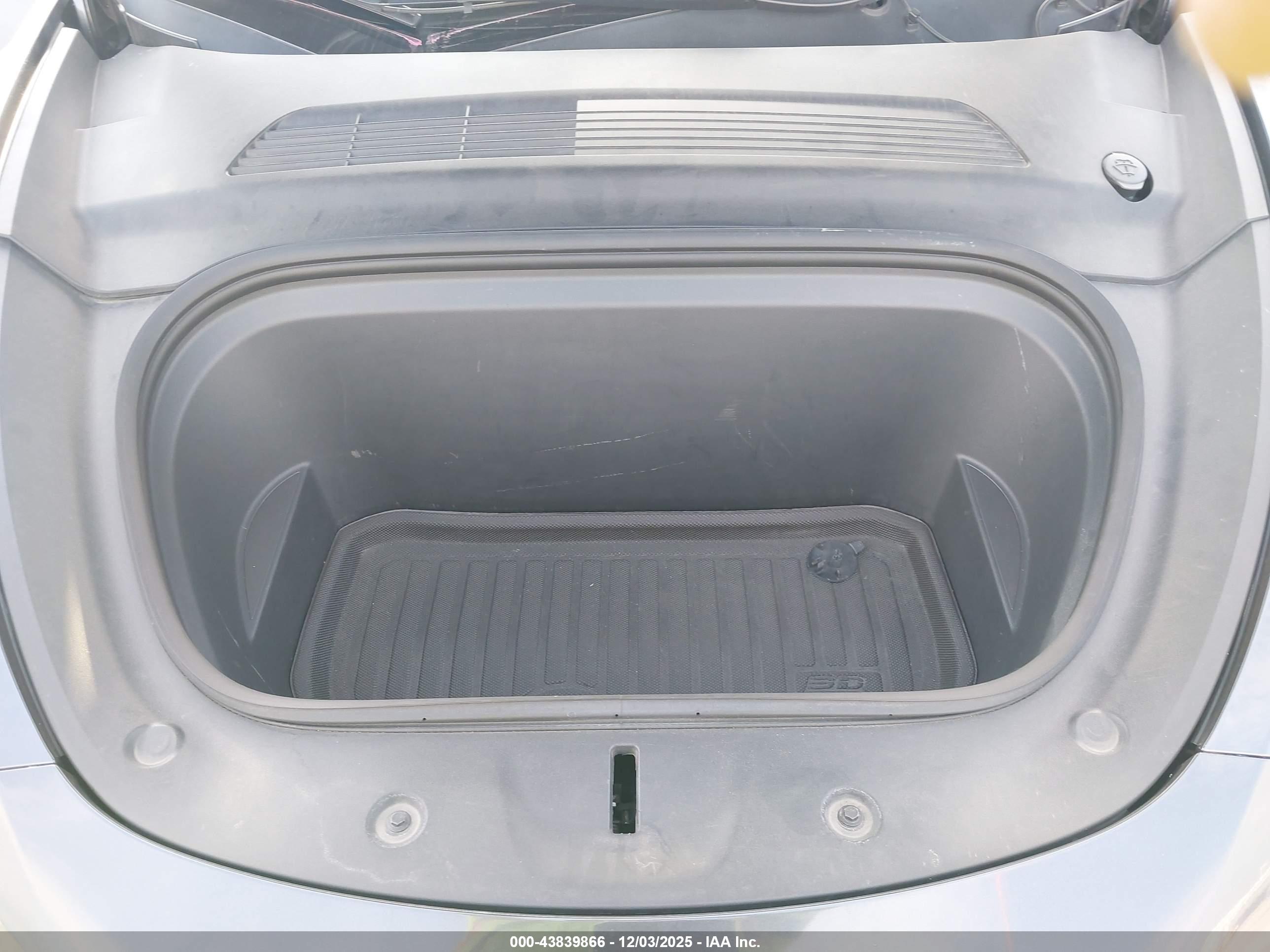 TESLA MODEL image 10