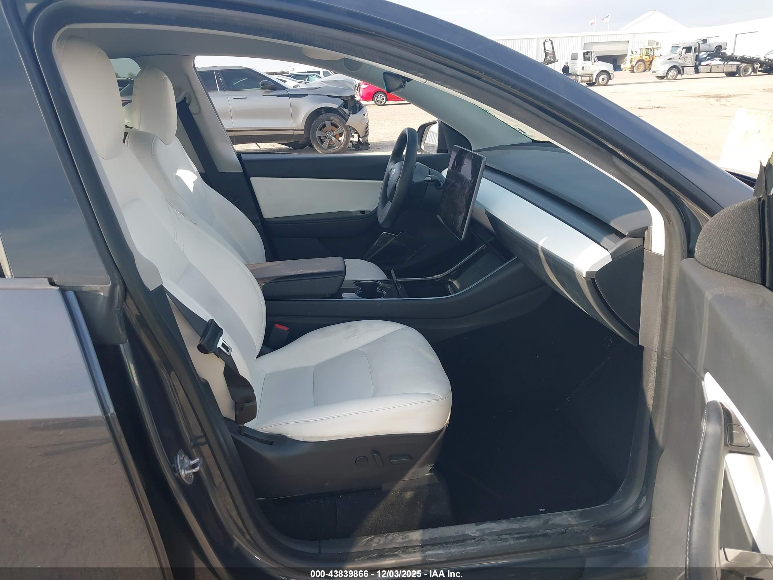 TESLA MODEL image 5