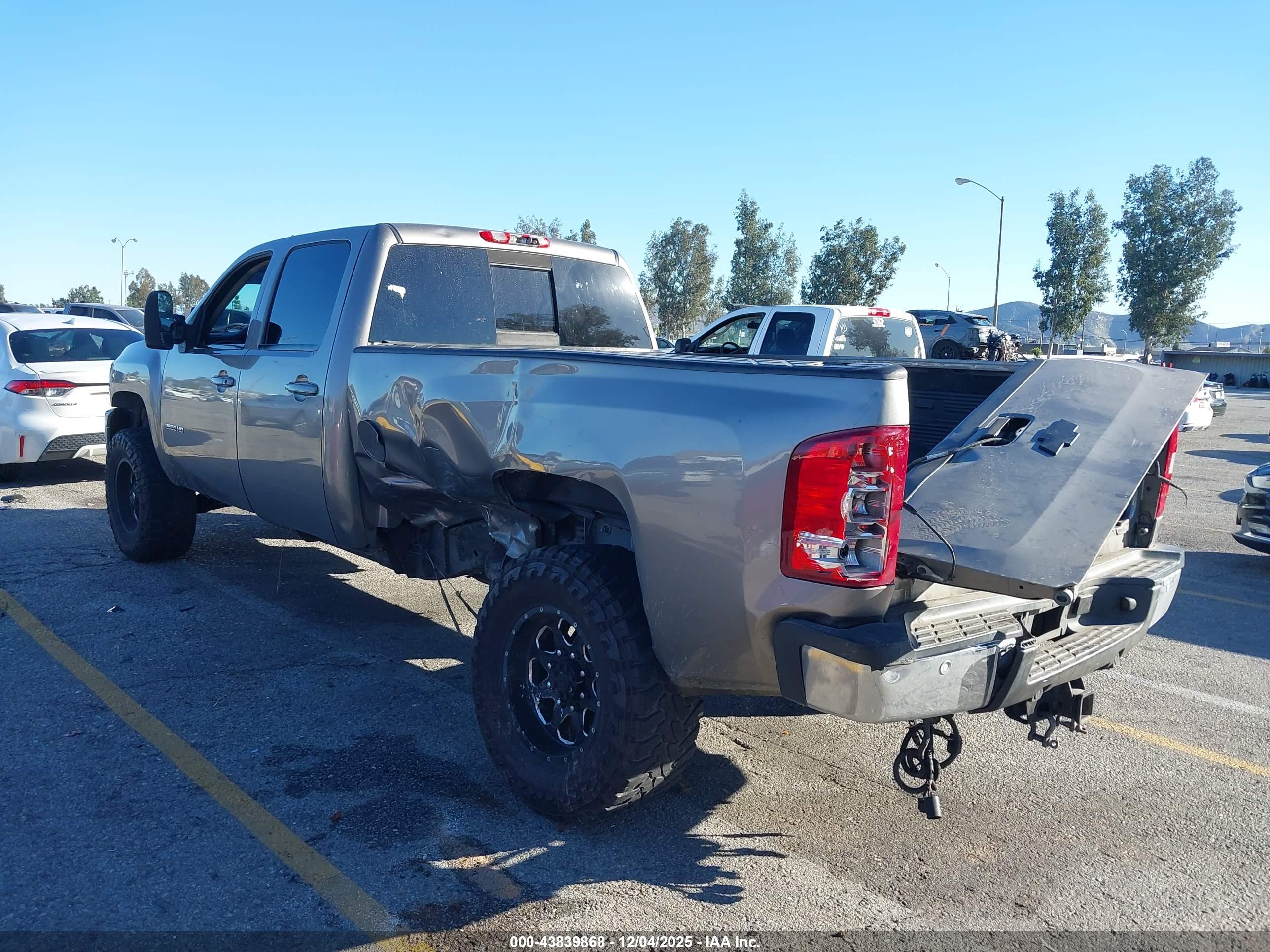 CHEVROLET SILVERADO image 3