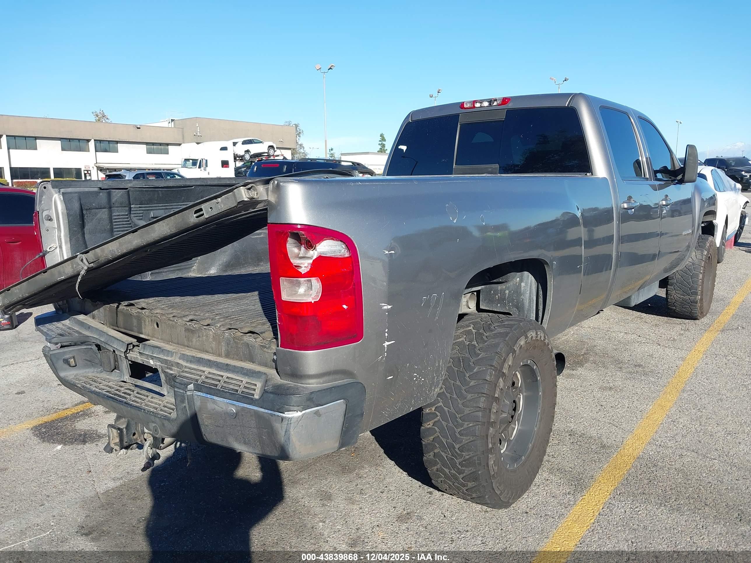 CHEVROLET SILVERADO image 4