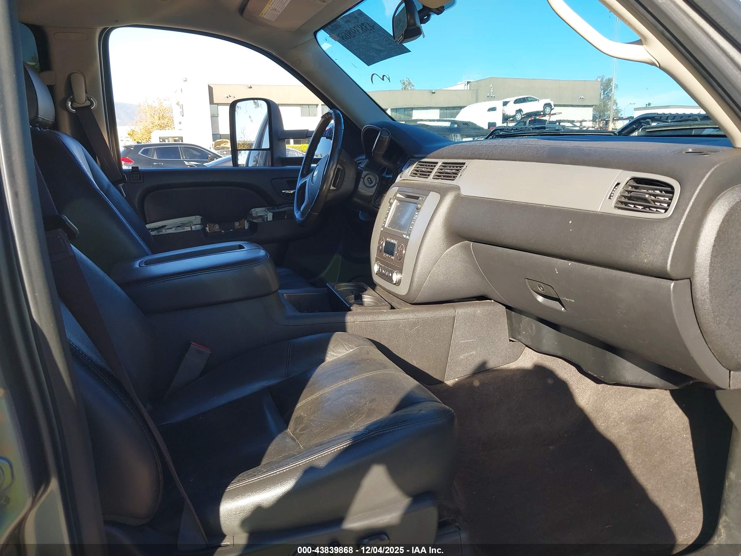 CHEVROLET SILVERADO image 5